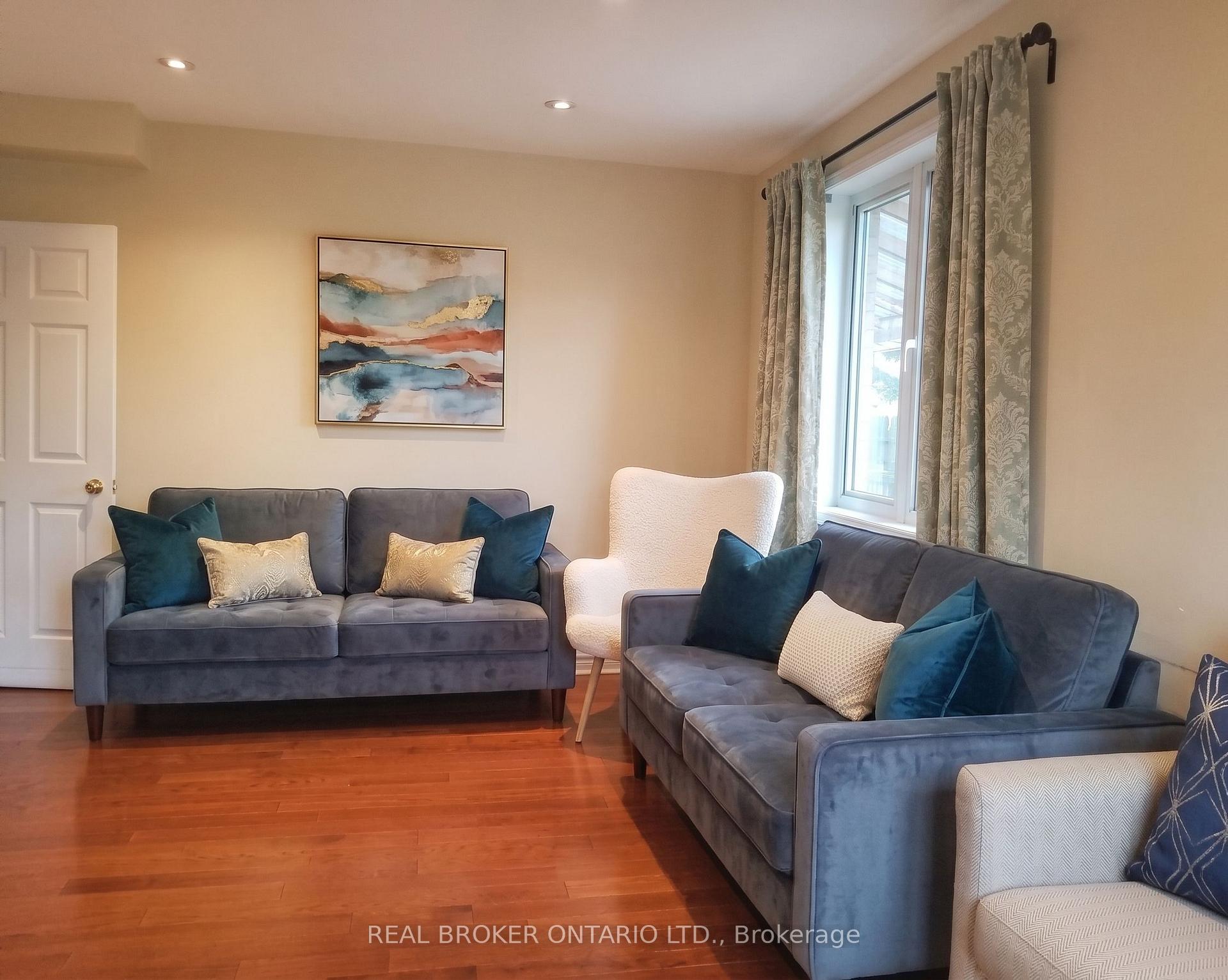 Photo 2 of Unit SIDE, 256 The Kingsway Road, Etobicoke, Edenbridge-Humber Valley — HOMEH