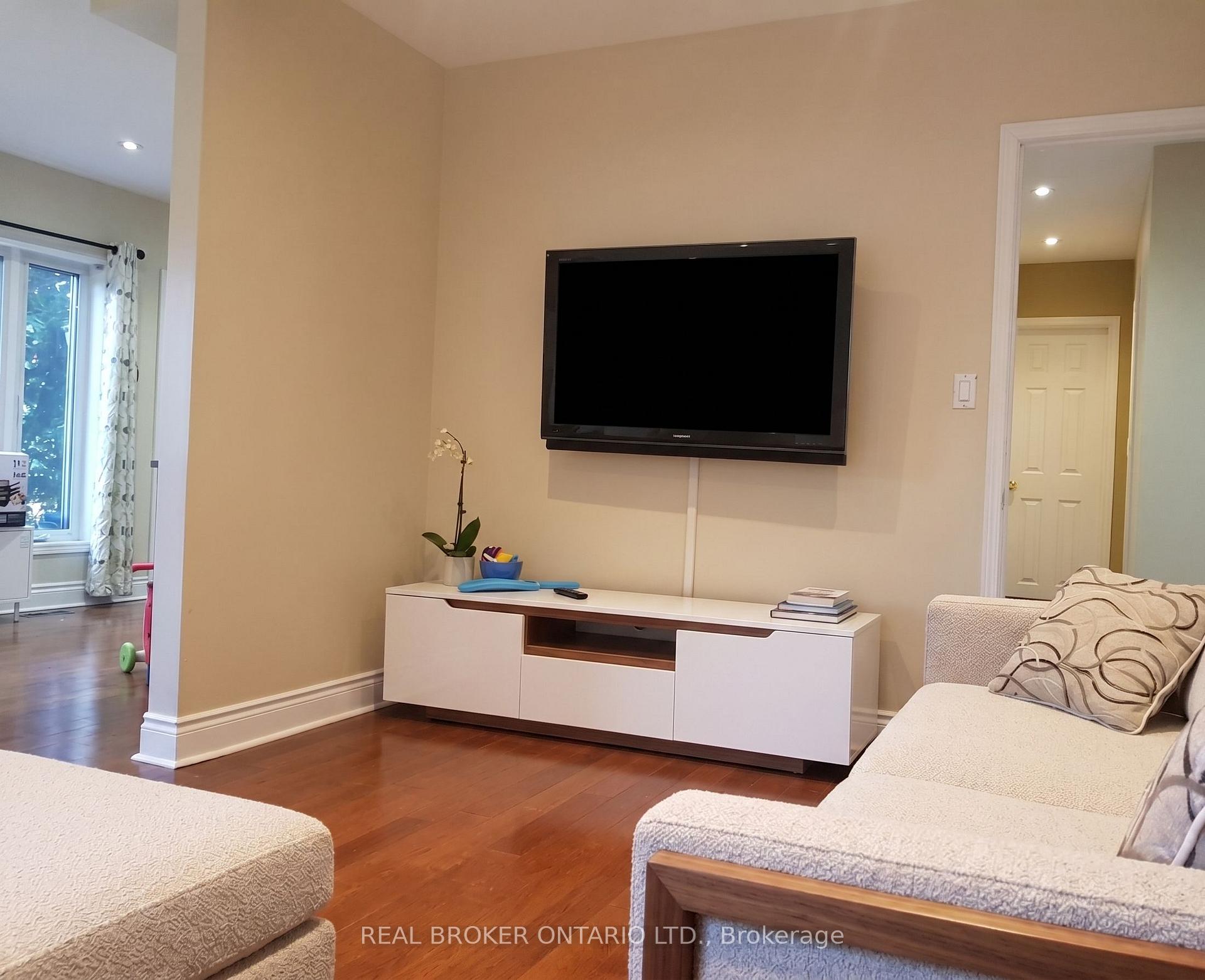 Photo 3 of Unit SIDE, 256 The Kingsway Road, Etobicoke, Edenbridge-Humber Valley — HOMEH