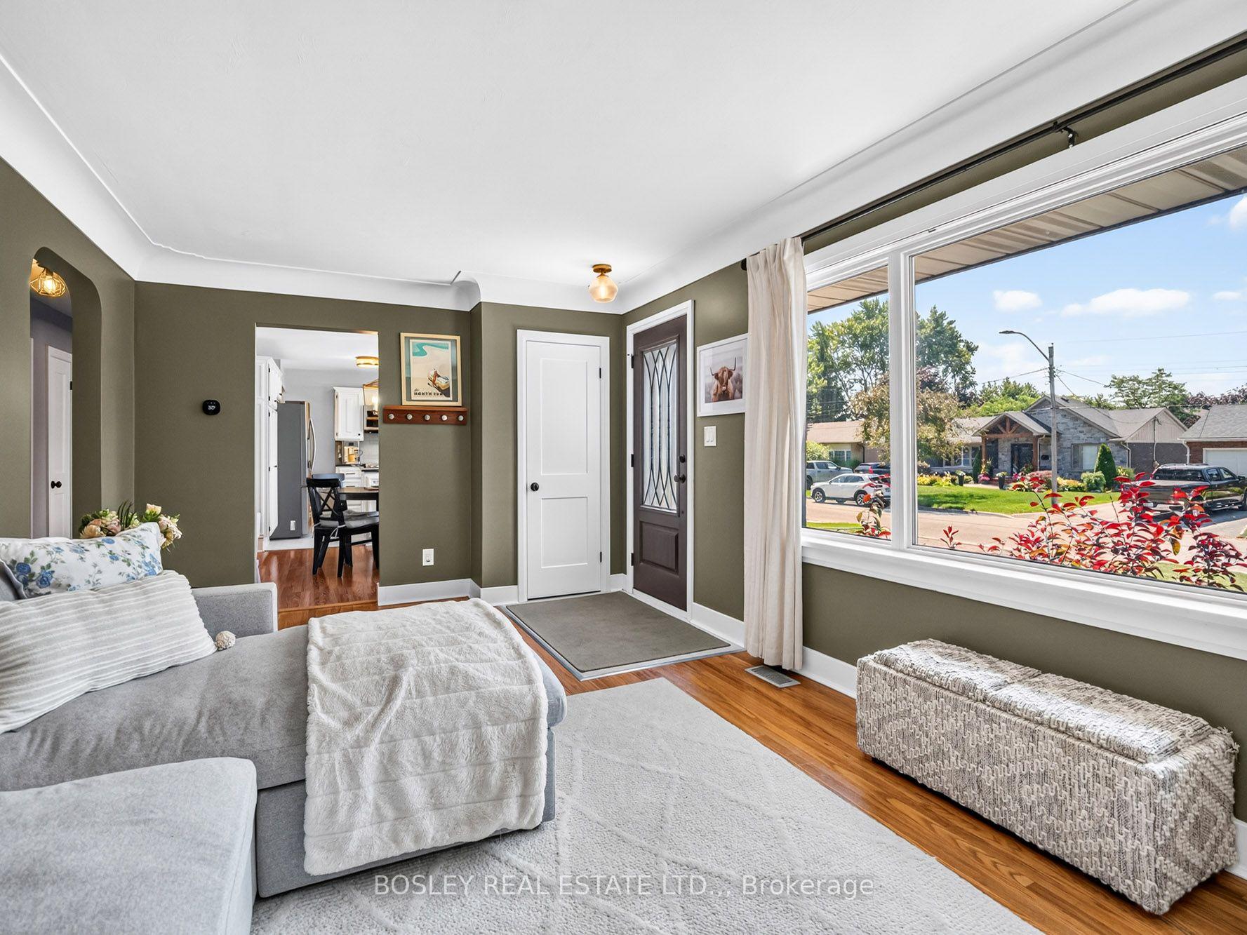 Photo 4 of 42 Lindel Crescent, Welland, N. Welland — HOMEH