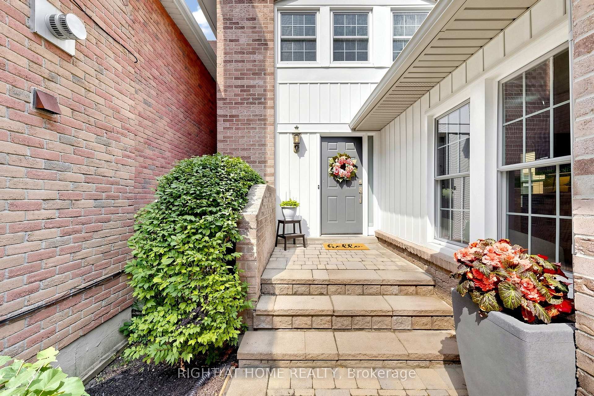 Photo 2 of 16 Rosemead Close, Markham, Unionville — HOMEH