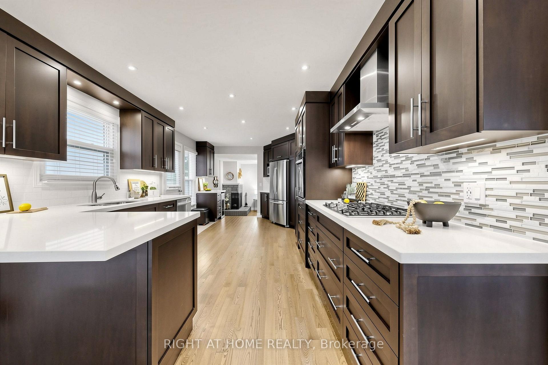 Photo 3 of 16 Rosemead Close, Markham, Unionville — HOMEH