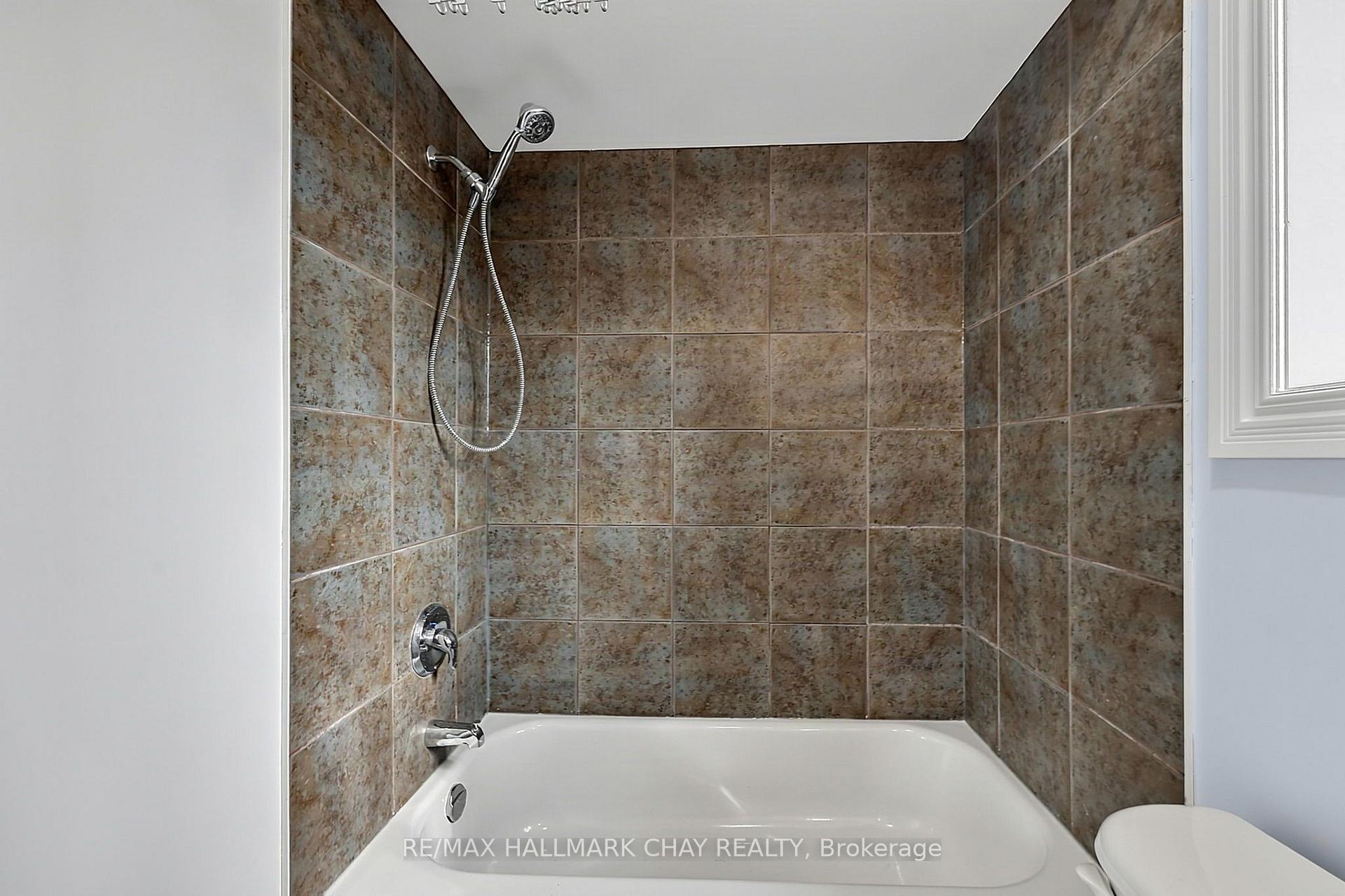 Photo 10 of Unit #MAIN, 2040 Celeste Street, Innisfil, Alcona — HOMEH