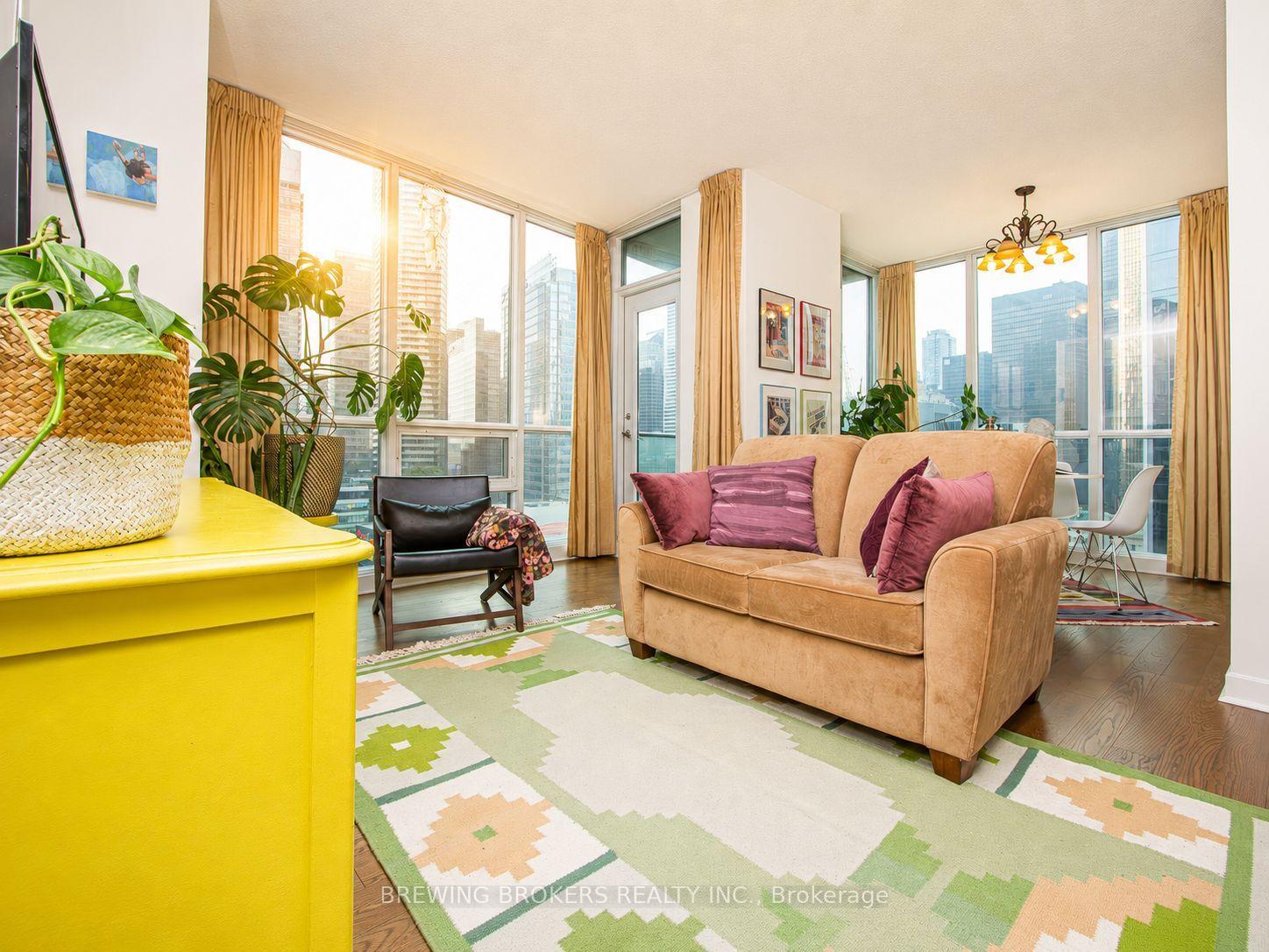 Photo 4 of Unit 1702, 18 Harbour Street, Toronto, Waterfront Communities — HOMEH