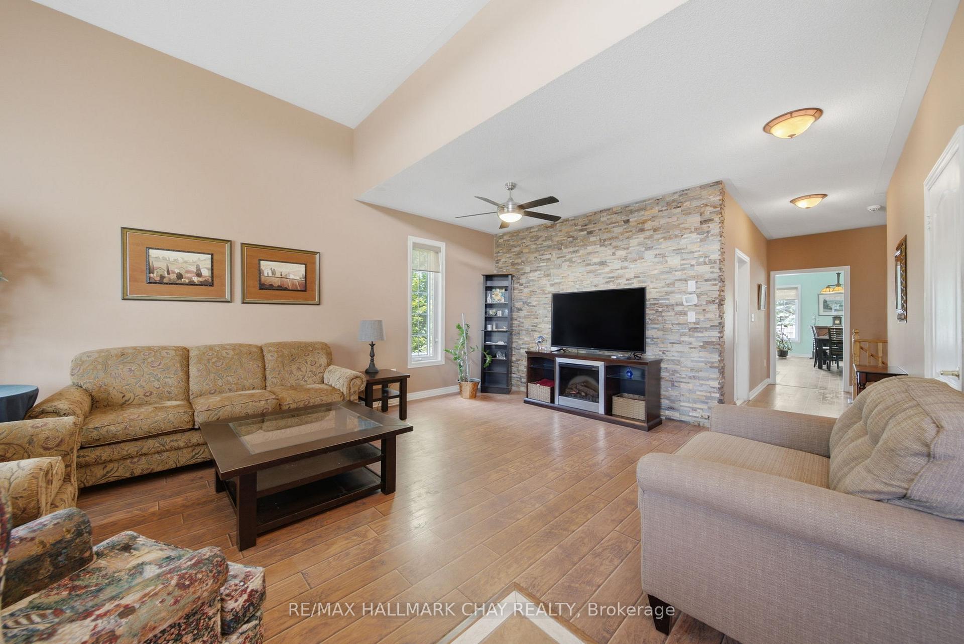 Photo 4 of 121 Prince William Way, Barrie, Innis-Shore — HOMEH