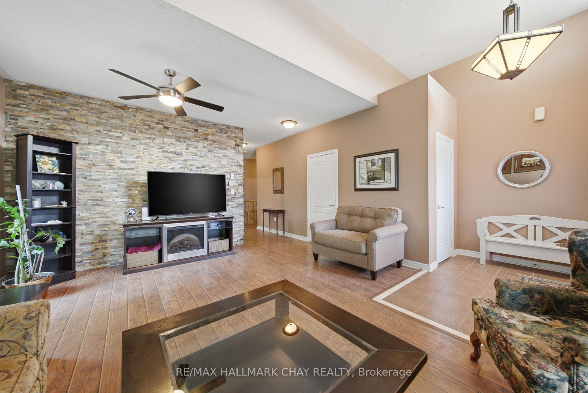Photo 5 of 121 Prince William Way, Barrie, Innis-Shore — HOMEH