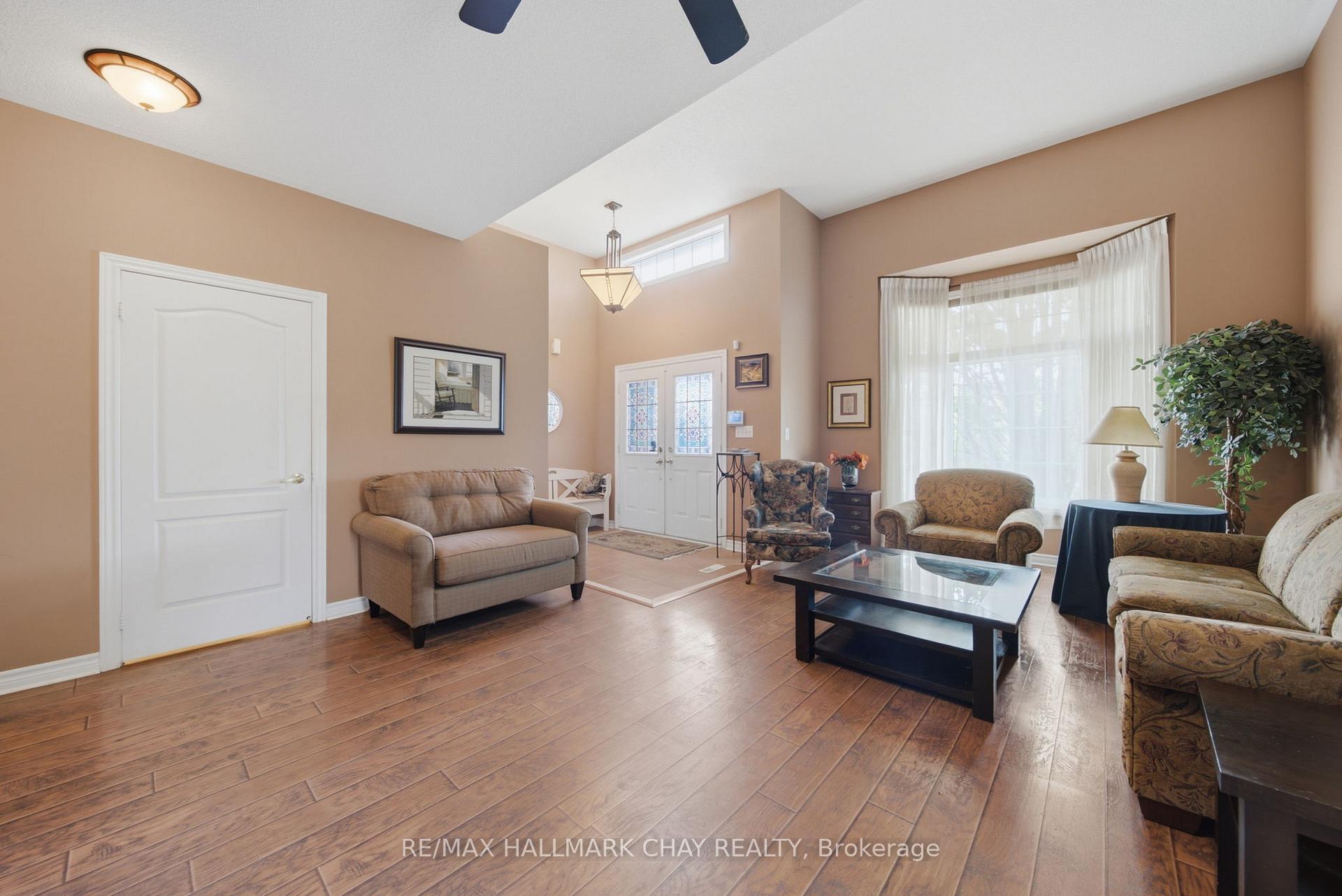 Photo 6 of 121 Prince William Way, Barrie, Innis-Shore — HOMEH
