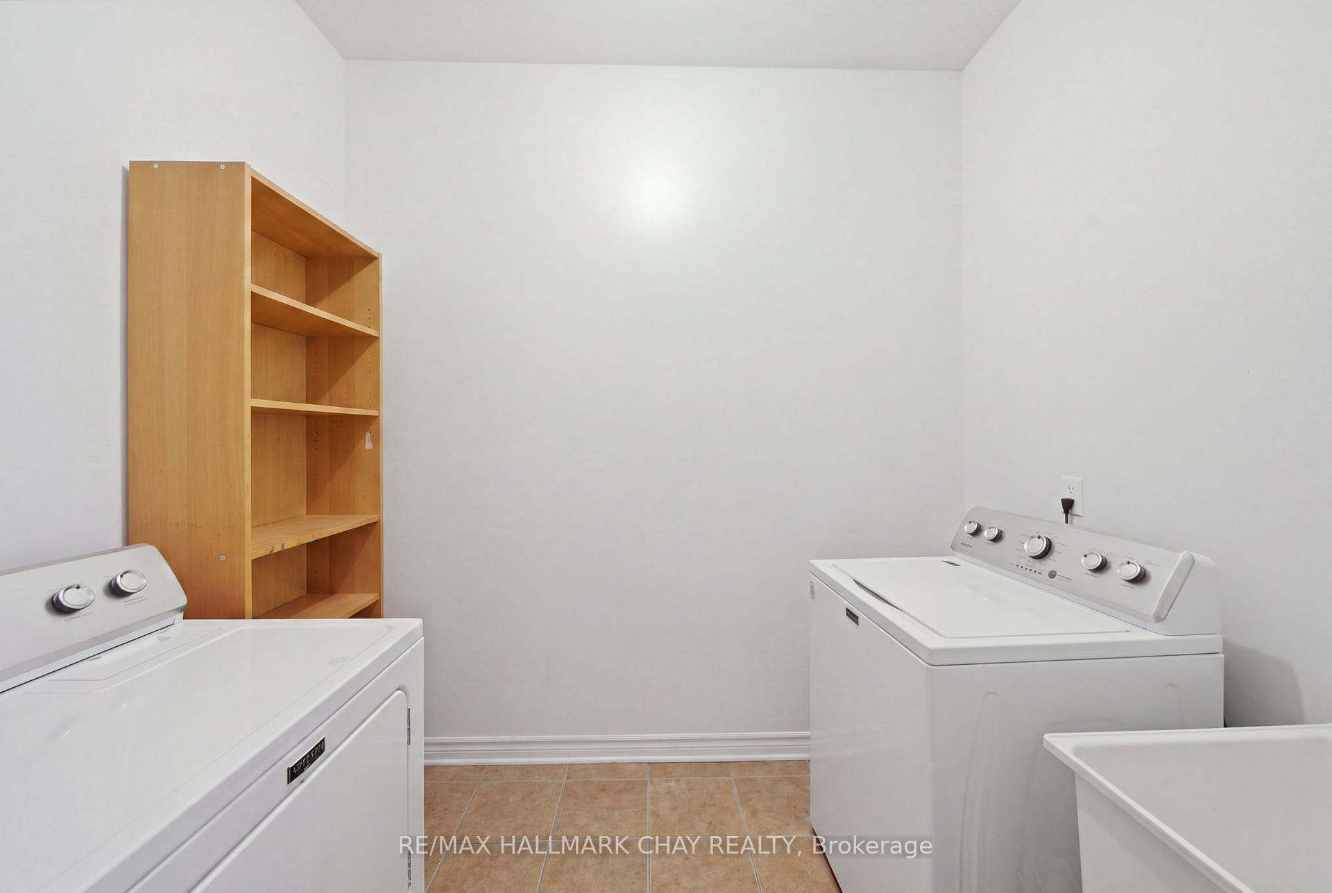 Photo 7 of 121 Prince William Way, Barrie, Innis-Shore — HOMEH