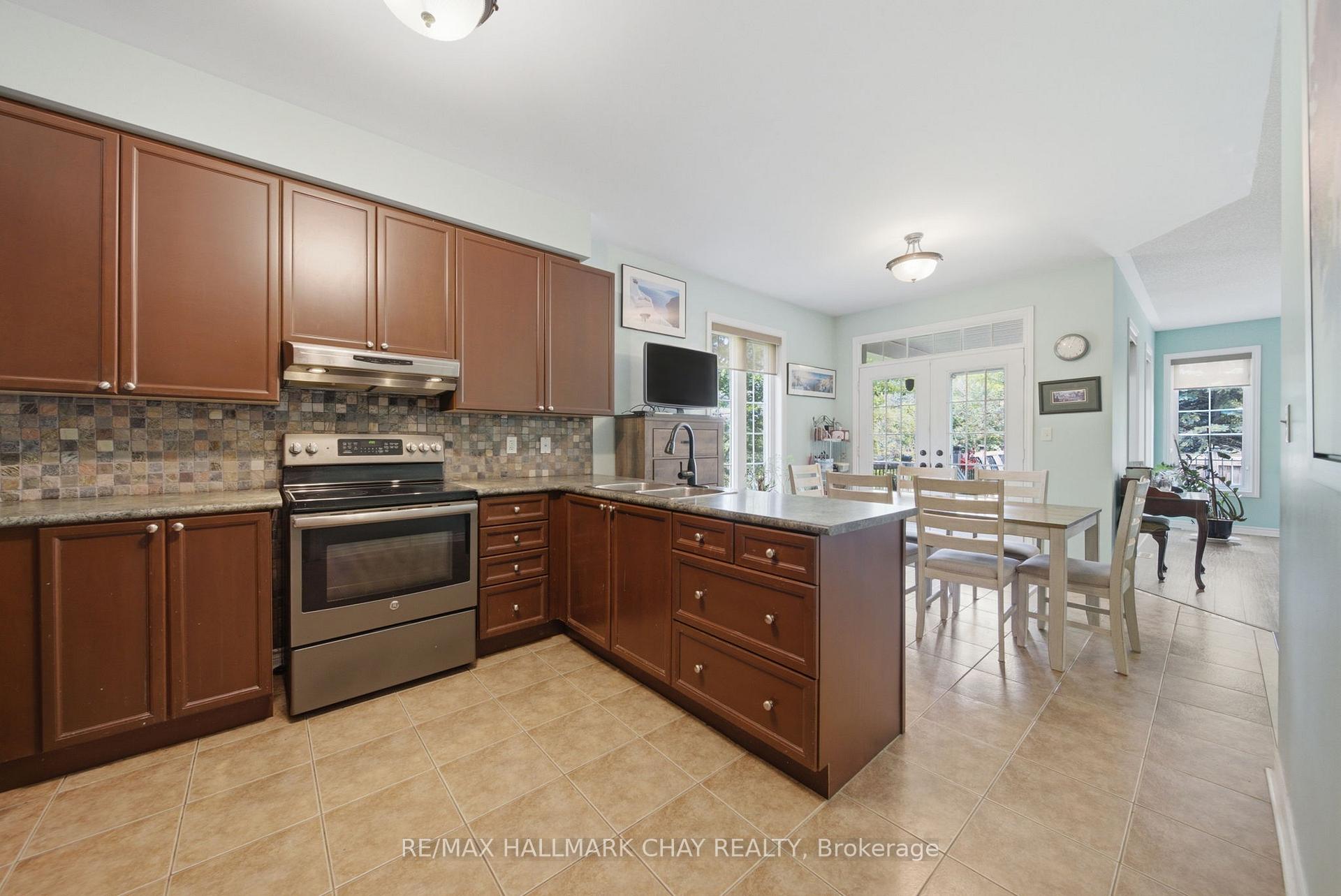 Photo 9 of 121 Prince William Way, Barrie, Innis-Shore — HOMEH