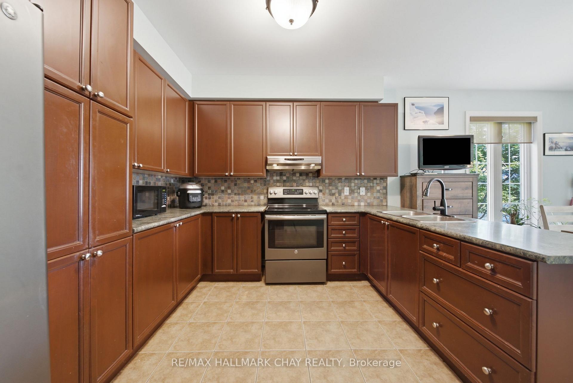 Photo 10 of 121 Prince William Way, Barrie, Innis-Shore — HOMEH