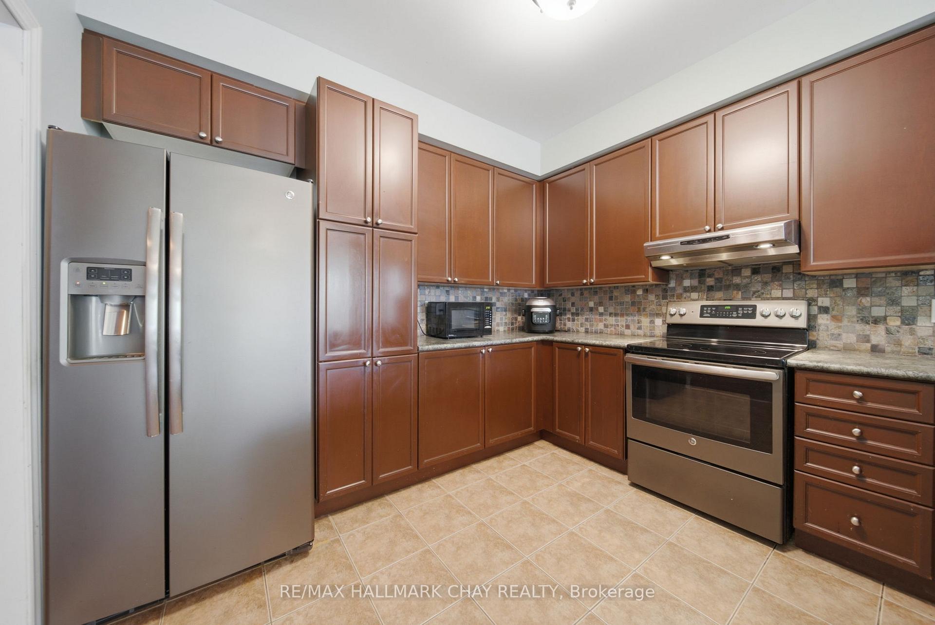 Photo 11 of 121 Prince William Way, Barrie, Innis-Shore — HOMEH