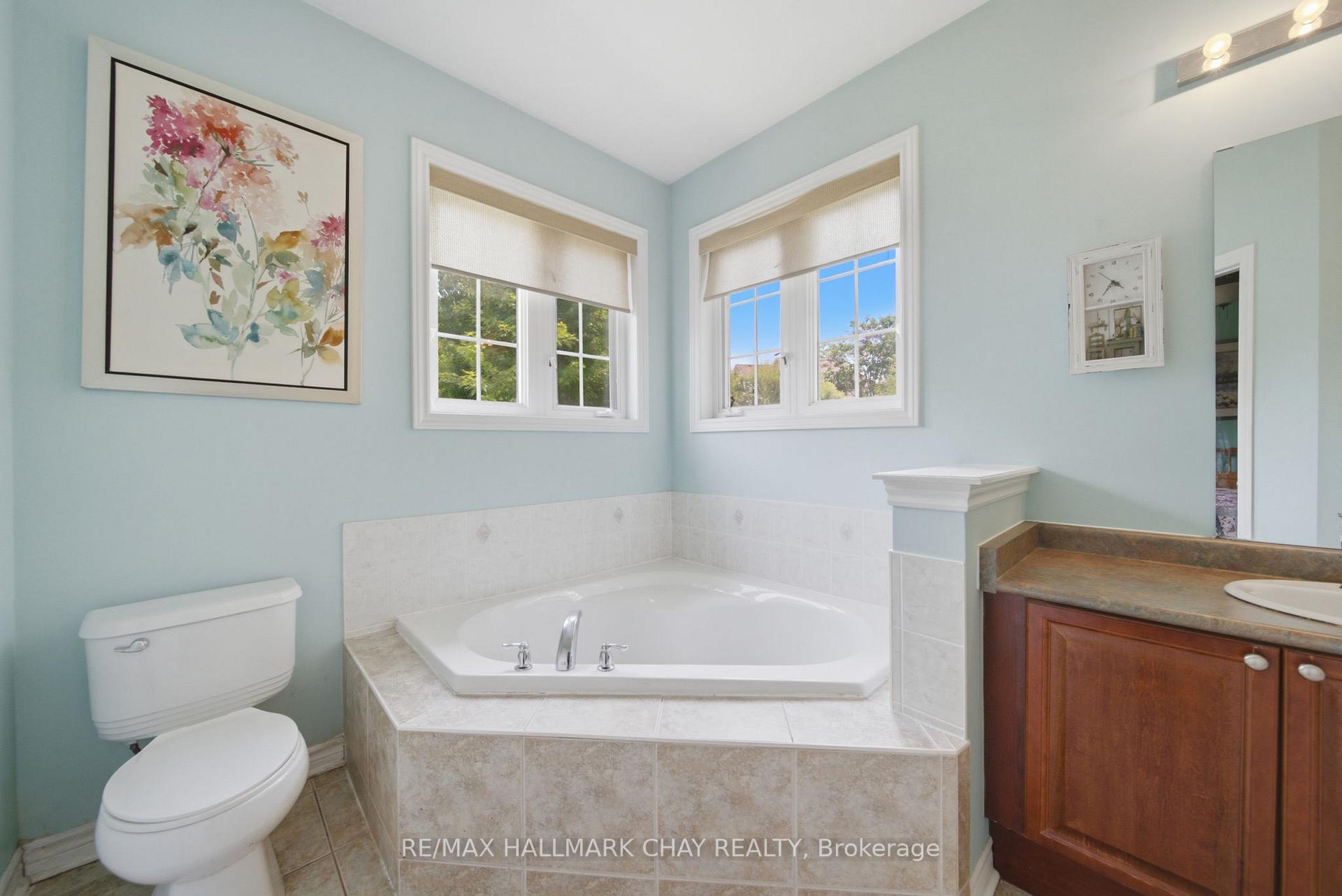 Photo 33 of 121 Prince William Way, Barrie, Innis-Shore — HOMEH