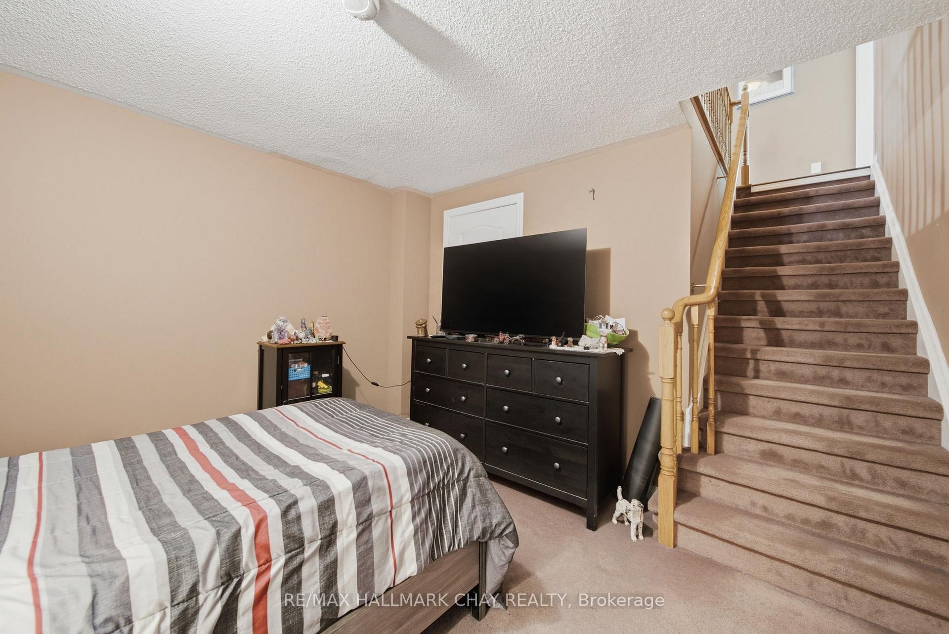 Photo 36 of 121 Prince William Way, Barrie, Innis-Shore — HOMEH