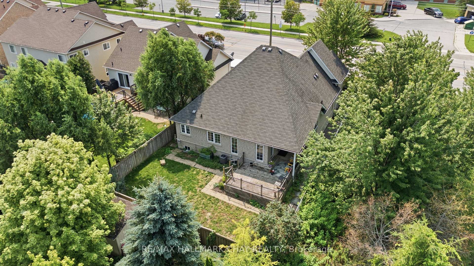 Photo 41 of 121 Prince William Way, Barrie, Innis-Shore — HOMEH
