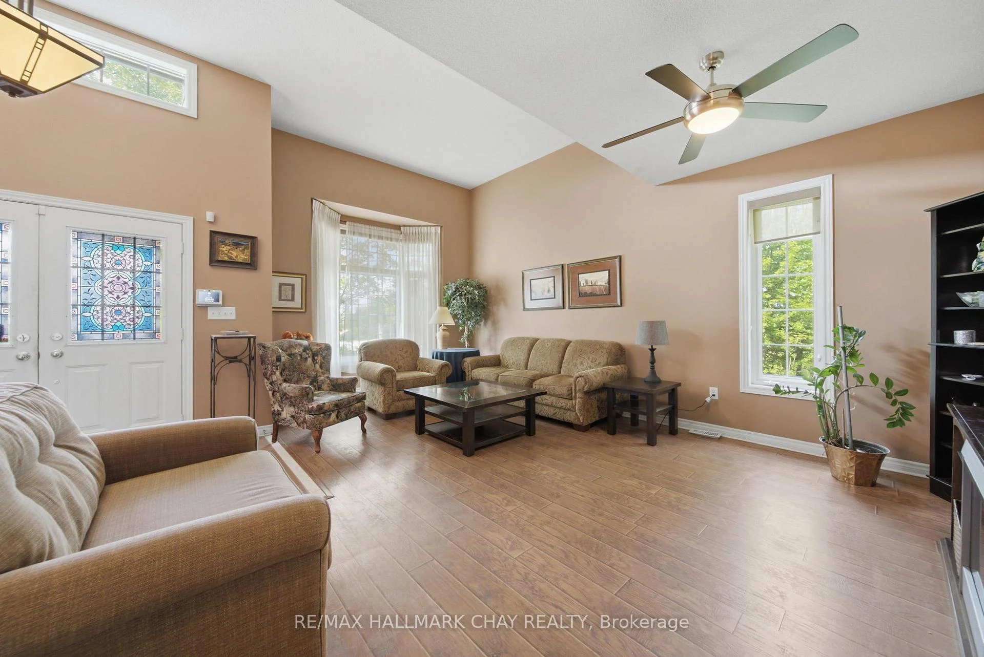 Photo 8 of 121 Prince William Way, Barrie, Innis-Shore — HOMEH