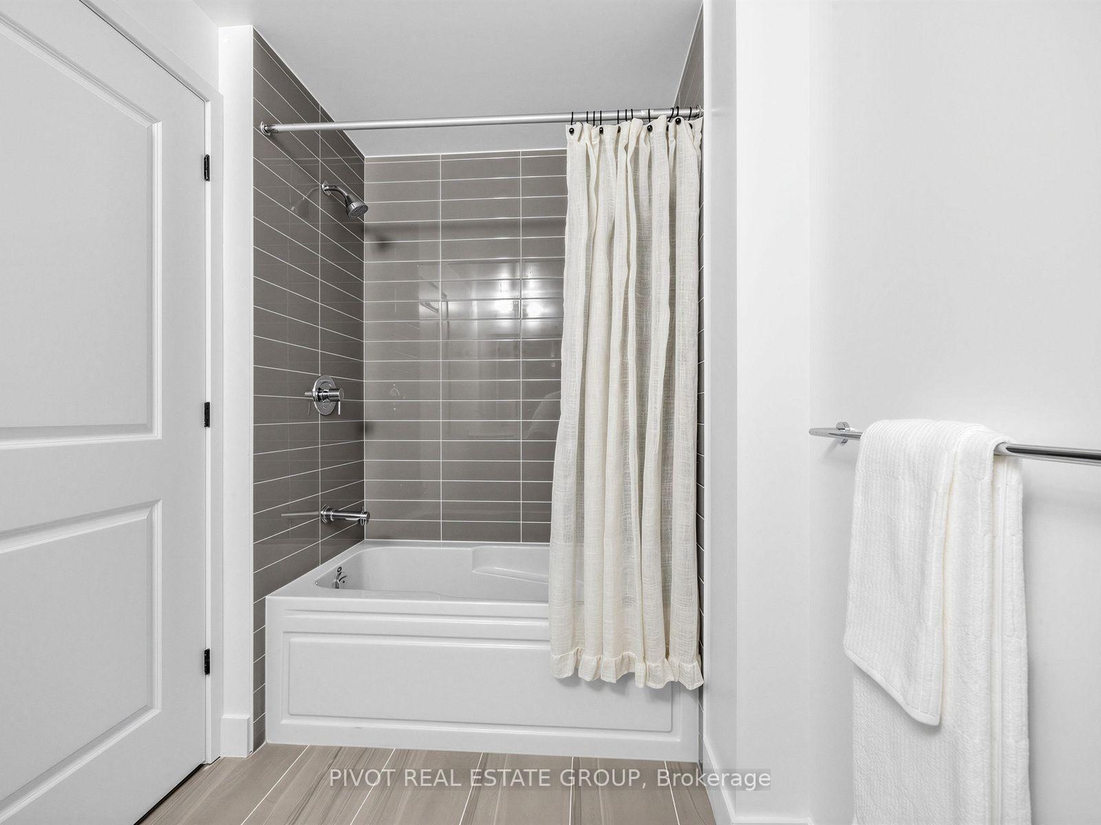 Photo 4 of Unit 802, 2333 Khalsa Gate, Oakville, Westmount — HOMEH