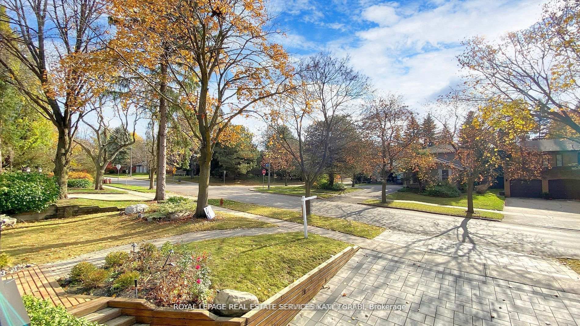 Photo 5 of 136 Denlow Boulevard, North York, Banbury-Don Mills — HOMEH