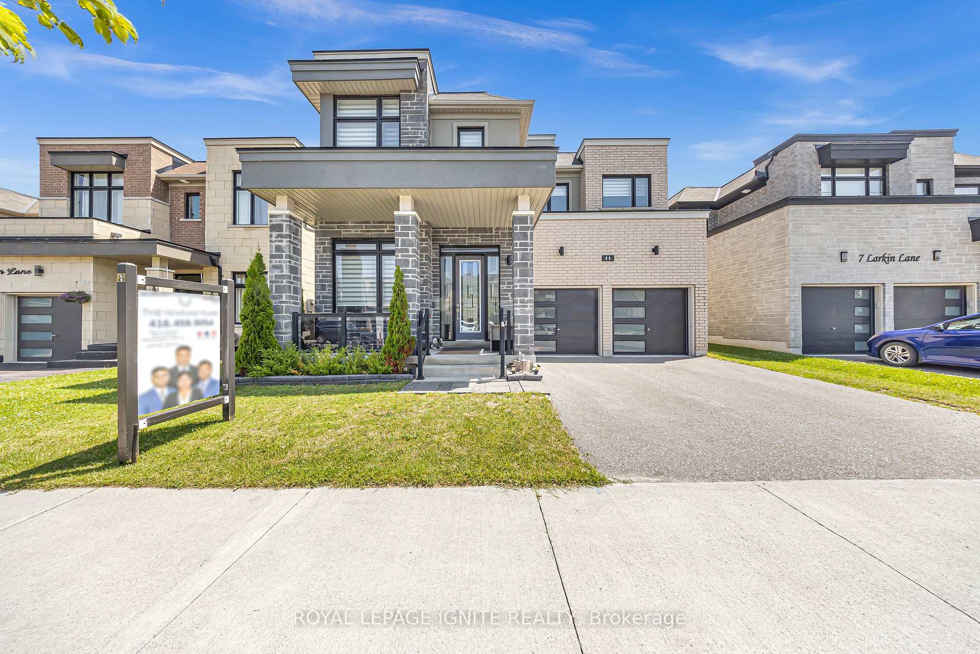 Photo 2 of 11 Larkin Lane, Clarington, Bowmanville — HOMEH