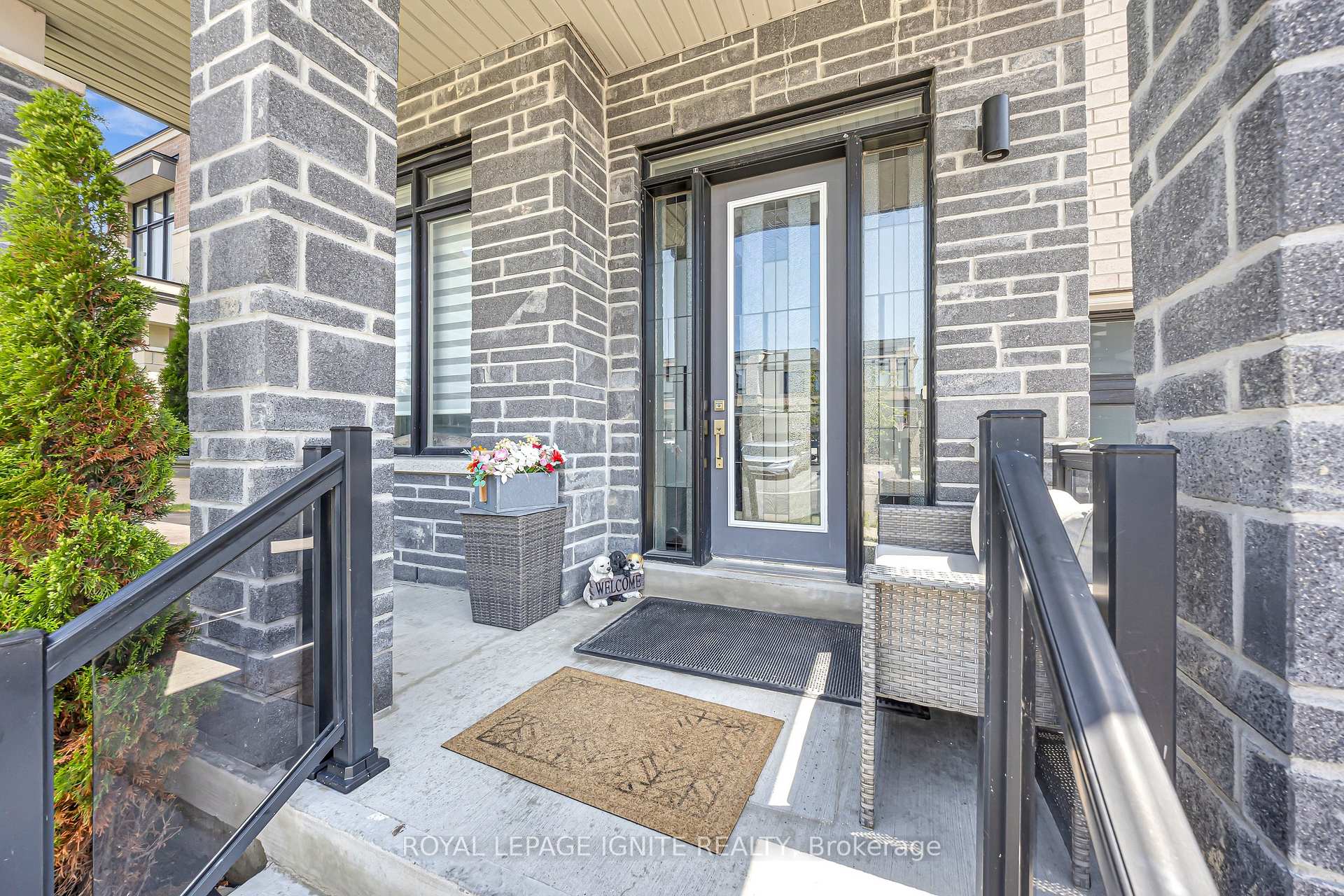 Photo 3 of 11 Larkin Lane, Clarington, Bowmanville — HOMEH