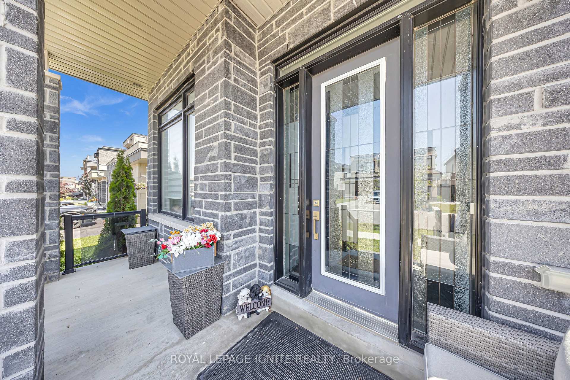 Photo 4 of 11 Larkin Lane, Clarington, Bowmanville — HOMEH