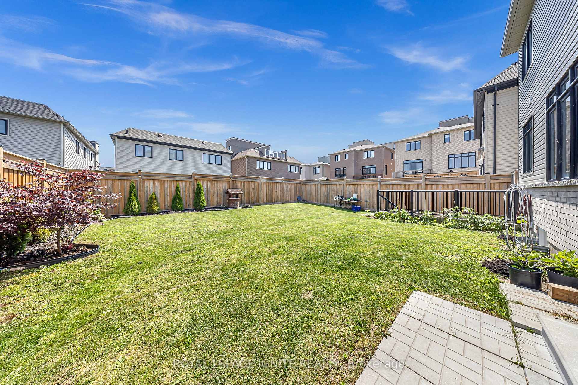 Photo 5 of 11 Larkin Lane, Clarington, Bowmanville — HOMEH