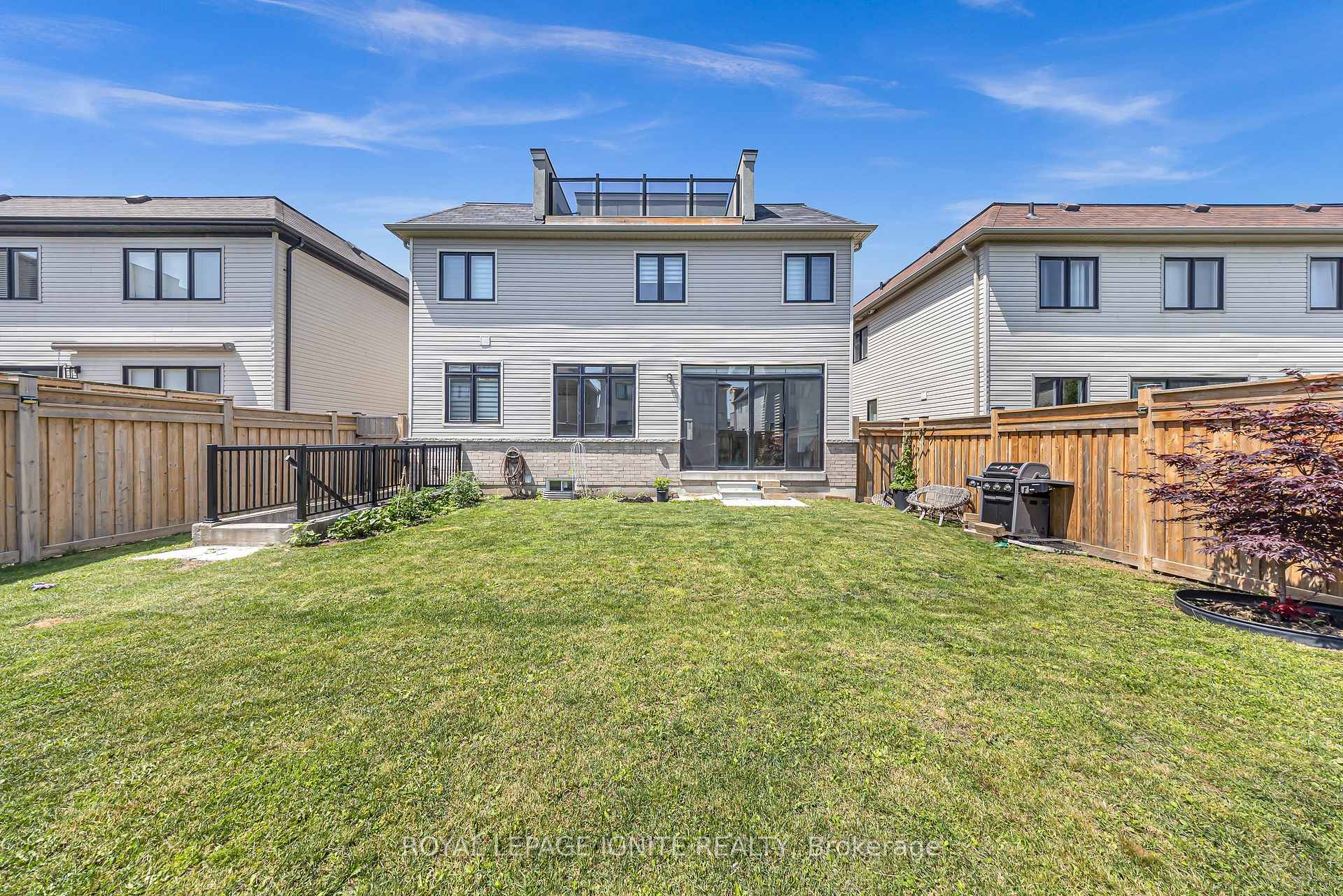 Photo 6 of 11 Larkin Lane, Clarington, Bowmanville — HOMEH