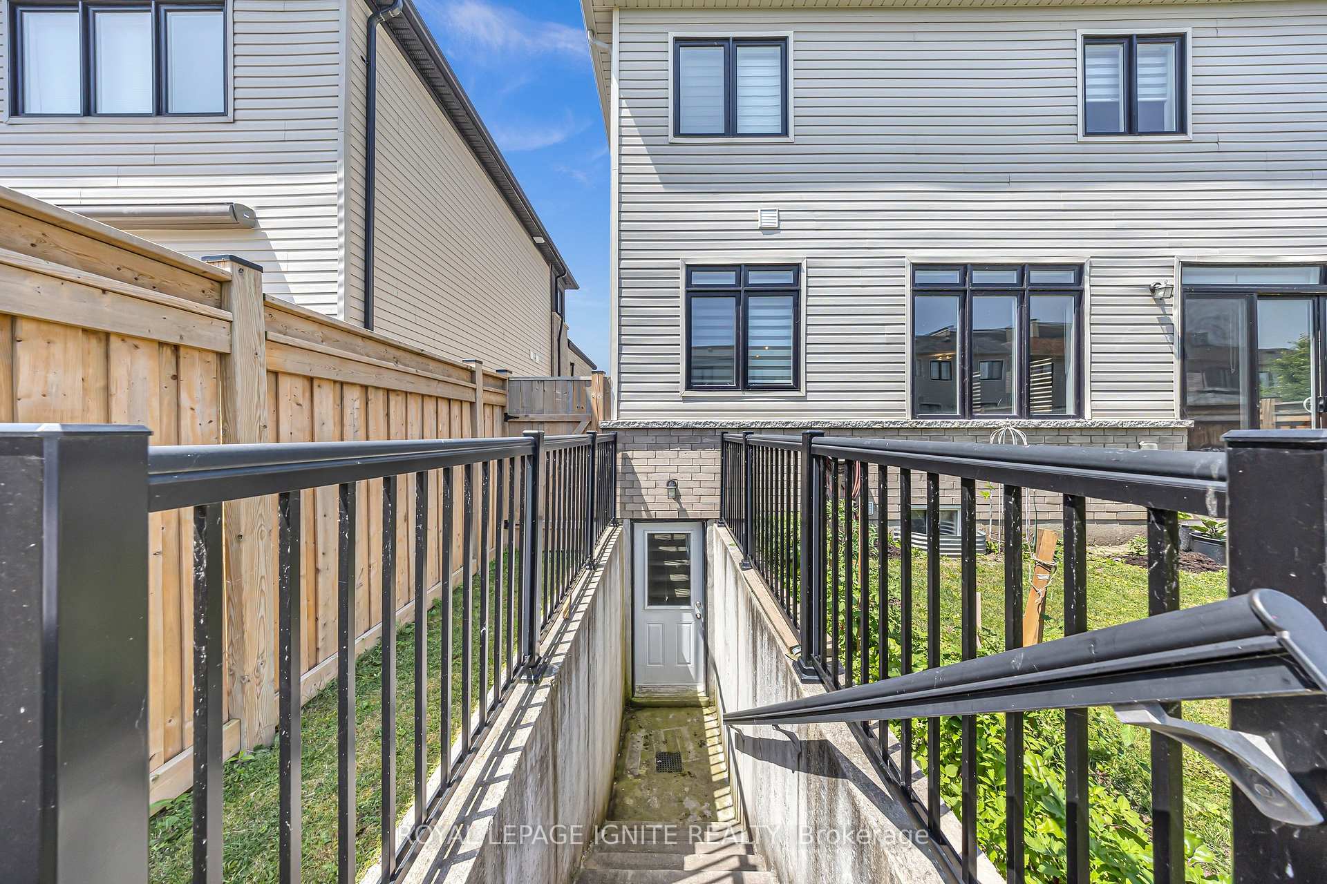Photo 7 of 11 Larkin Lane, Clarington, Bowmanville — HOMEH