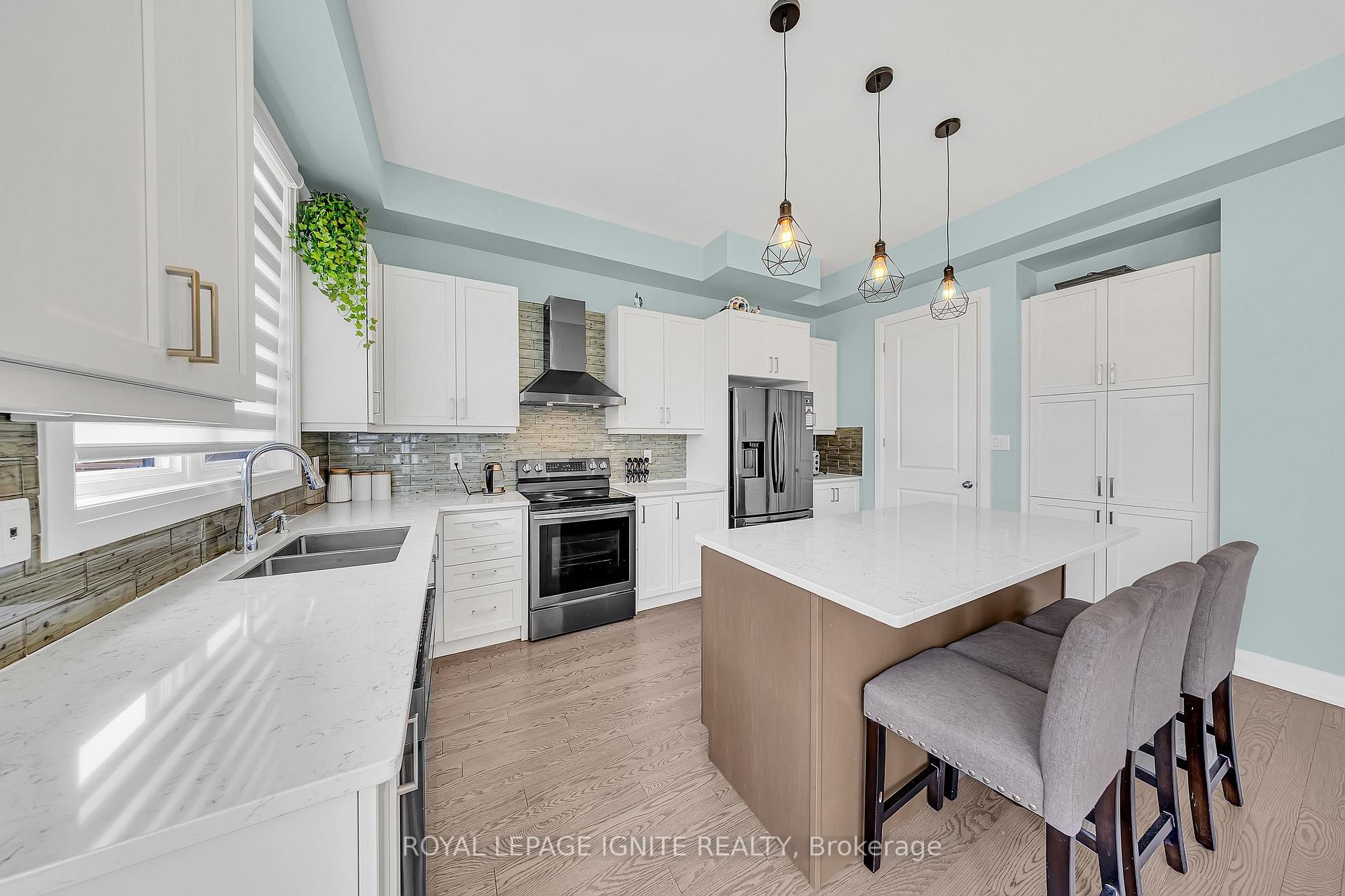 Photo 10 of 11 Larkin Lane, Clarington, Bowmanville — HOMEH