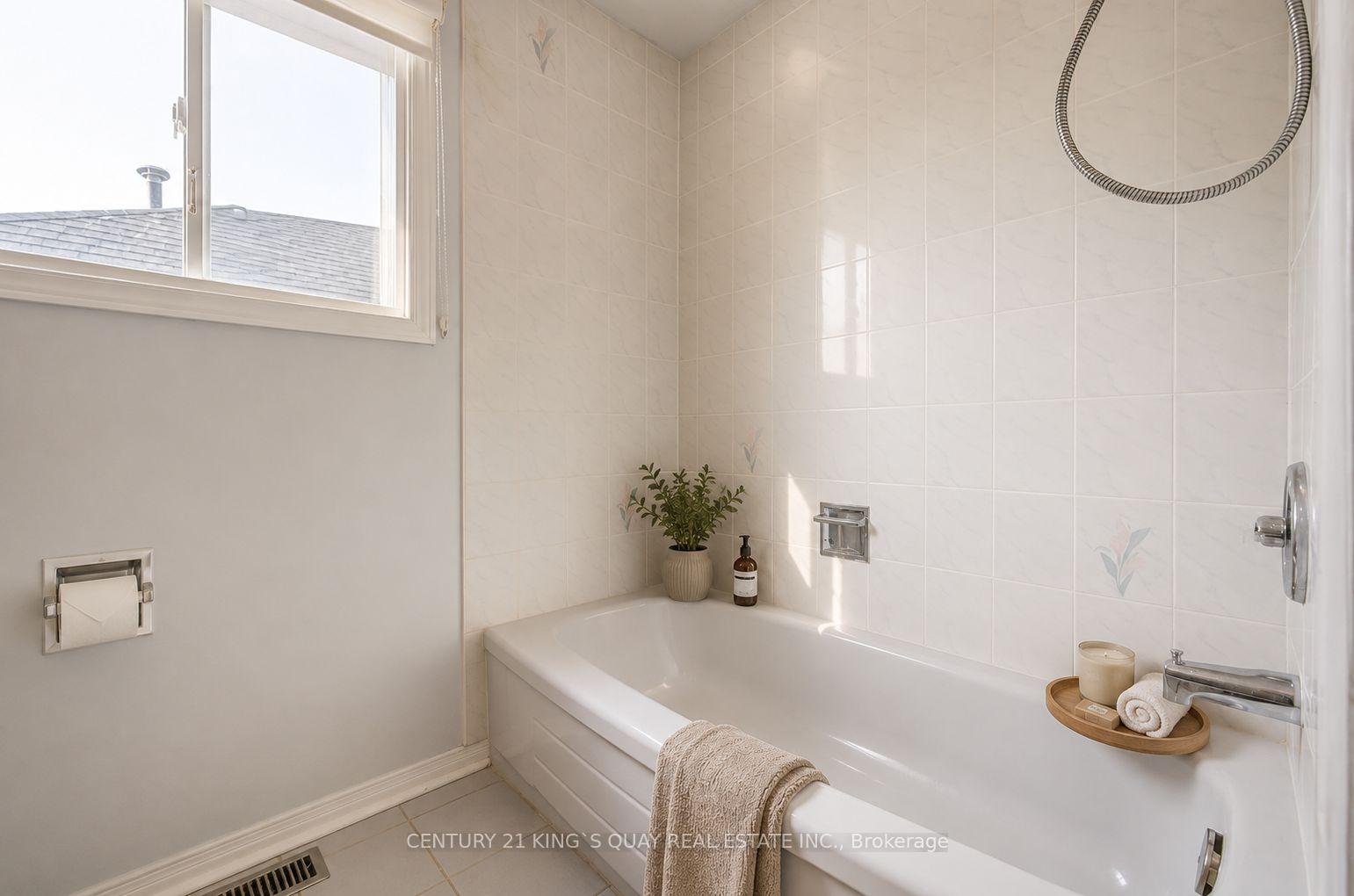 Photo 3 of 25 Westmoreland Court, Markham, Unionville — HOMEH