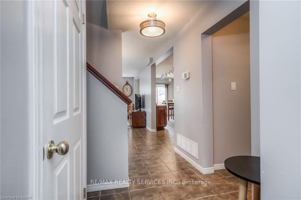 Photo 5 of 317 Briarmeadow Drive, Kitchener, Idlewood — HOMEH