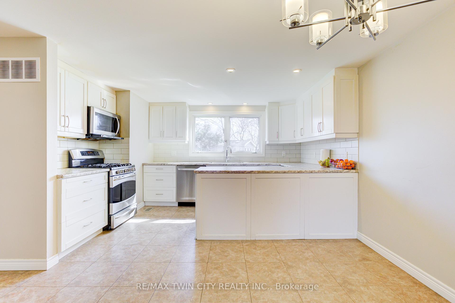Photo 6 of 22 Blackhorne Crescent, Kitchener, Alpine — HOMEH