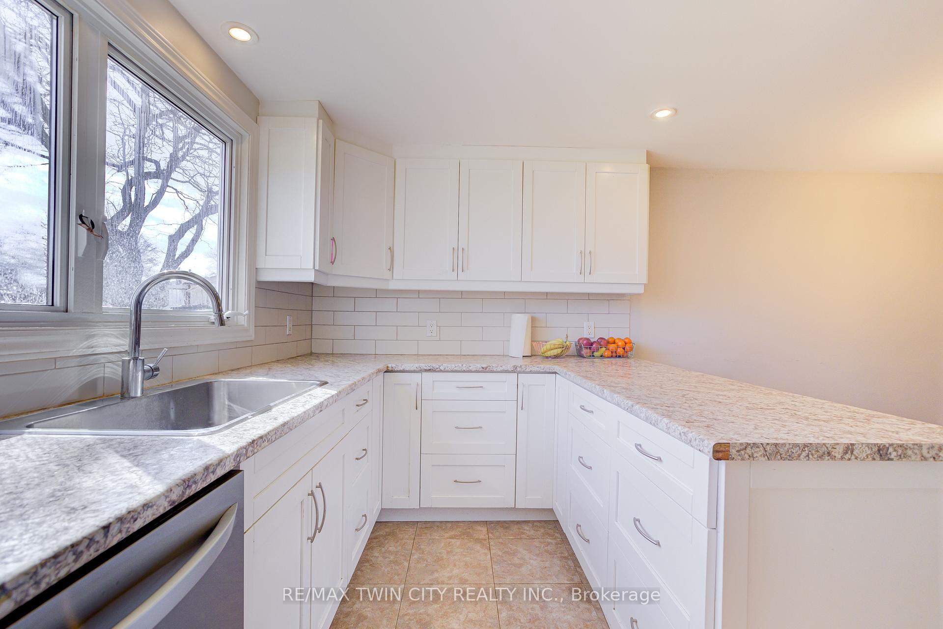 Photo 8 of 22 Blackhorne Crescent, Kitchener, Alpine — HOMEH