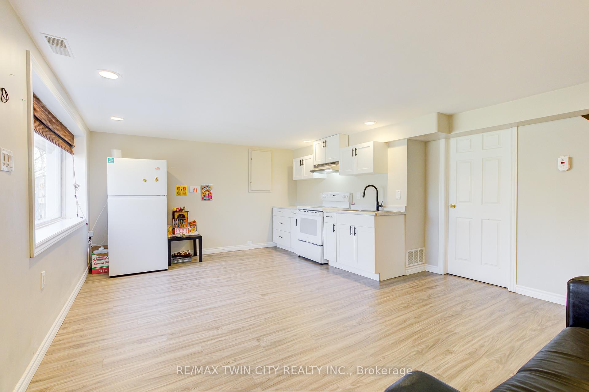 Photo 32 of 22 Blackhorne Crescent, Kitchener, Alpine — HOMEH