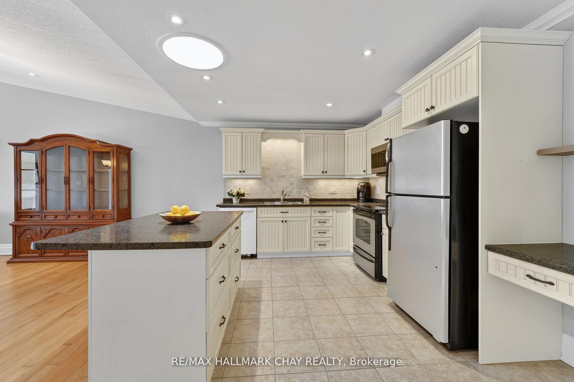Photo 5 of 19 Greenway Drive, Wasaga Beach — HOMEH