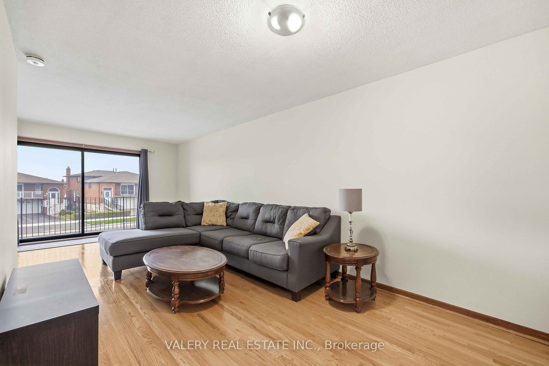 Photo 7 of Unit A - Upper, 49 Sentinel Road, North York, York University Heights — HOMEH