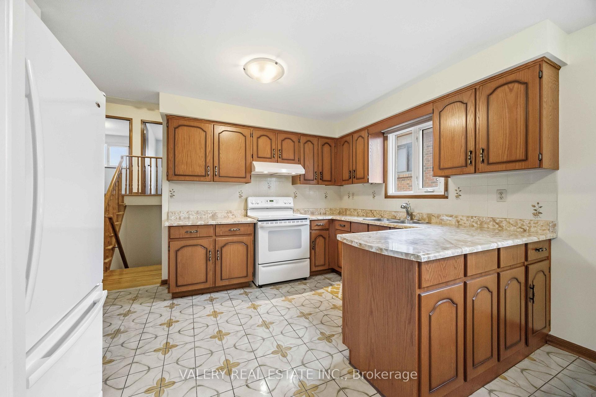 Photo 10 of Unit A - Upper, 49 Sentinel Road, North York, York University Heights — HOMEH