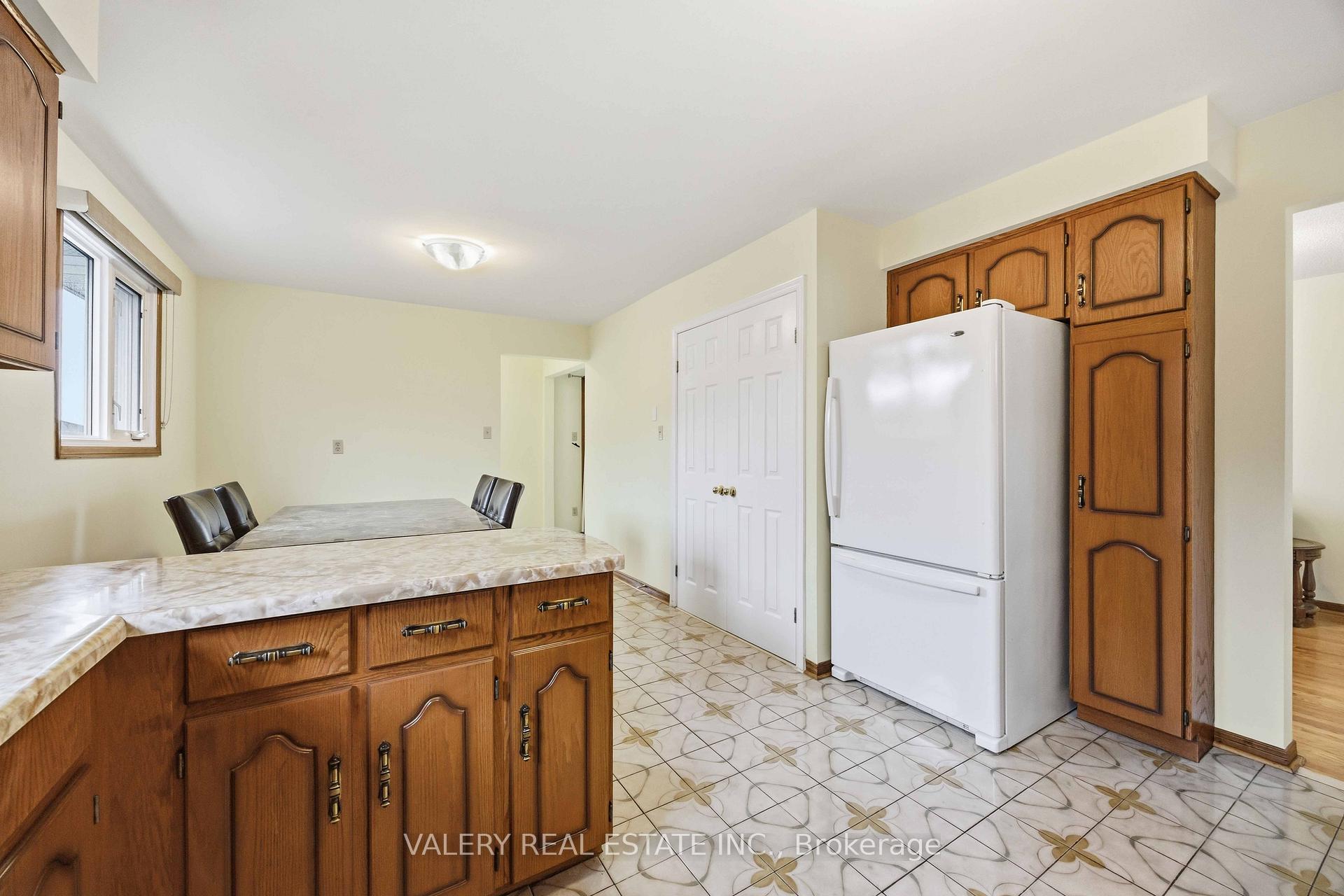 Photo 12 of Unit A - Upper, 49 Sentinel Road, North York, York University Heights — HOMEH
