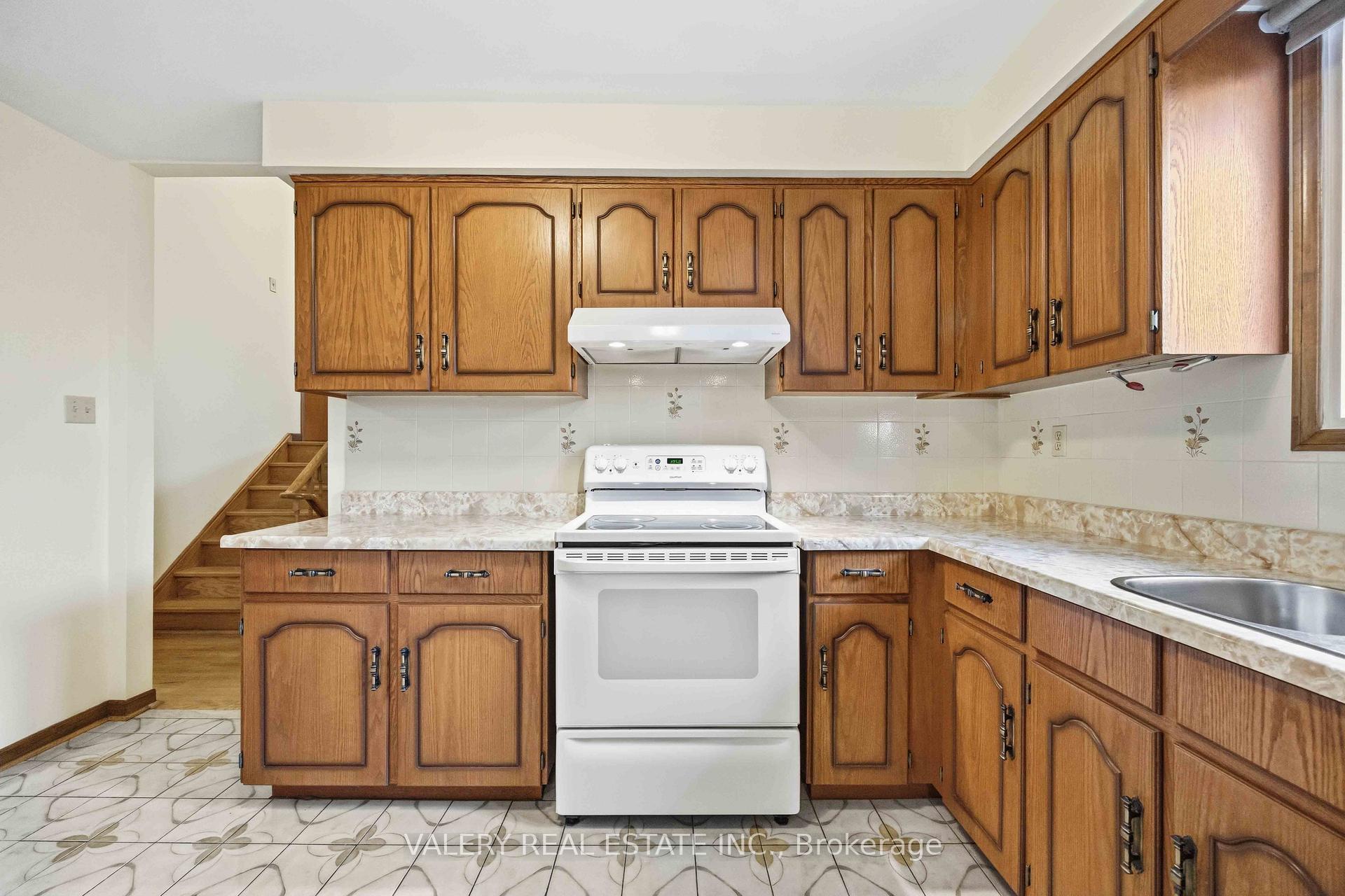 Photo 13 of Unit A - Upper, 49 Sentinel Road, North York, York University Heights — HOMEH