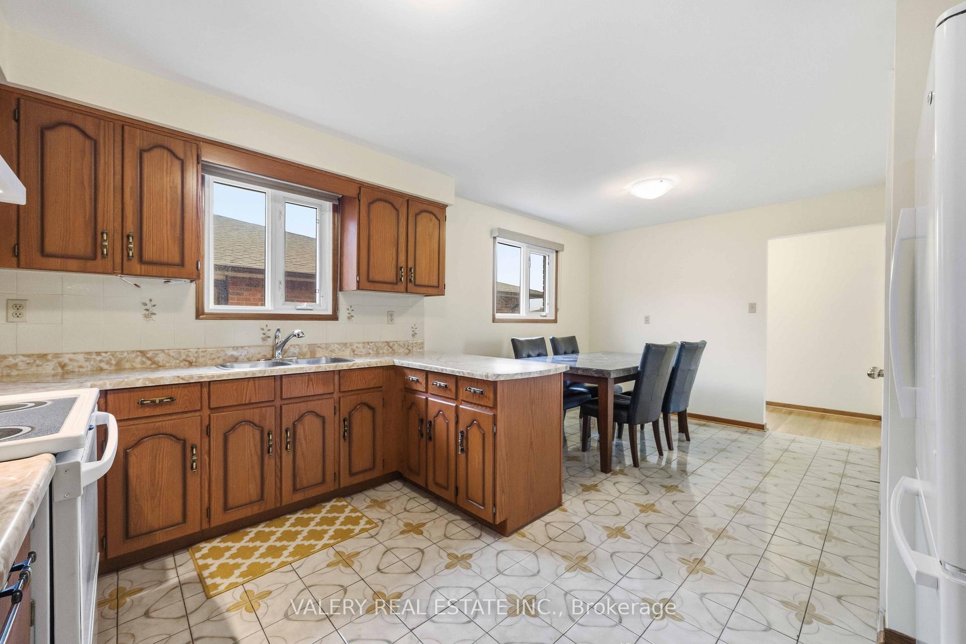 Photo 14 of Unit A - Upper, 49 Sentinel Road, North York, York University Heights — HOMEH
