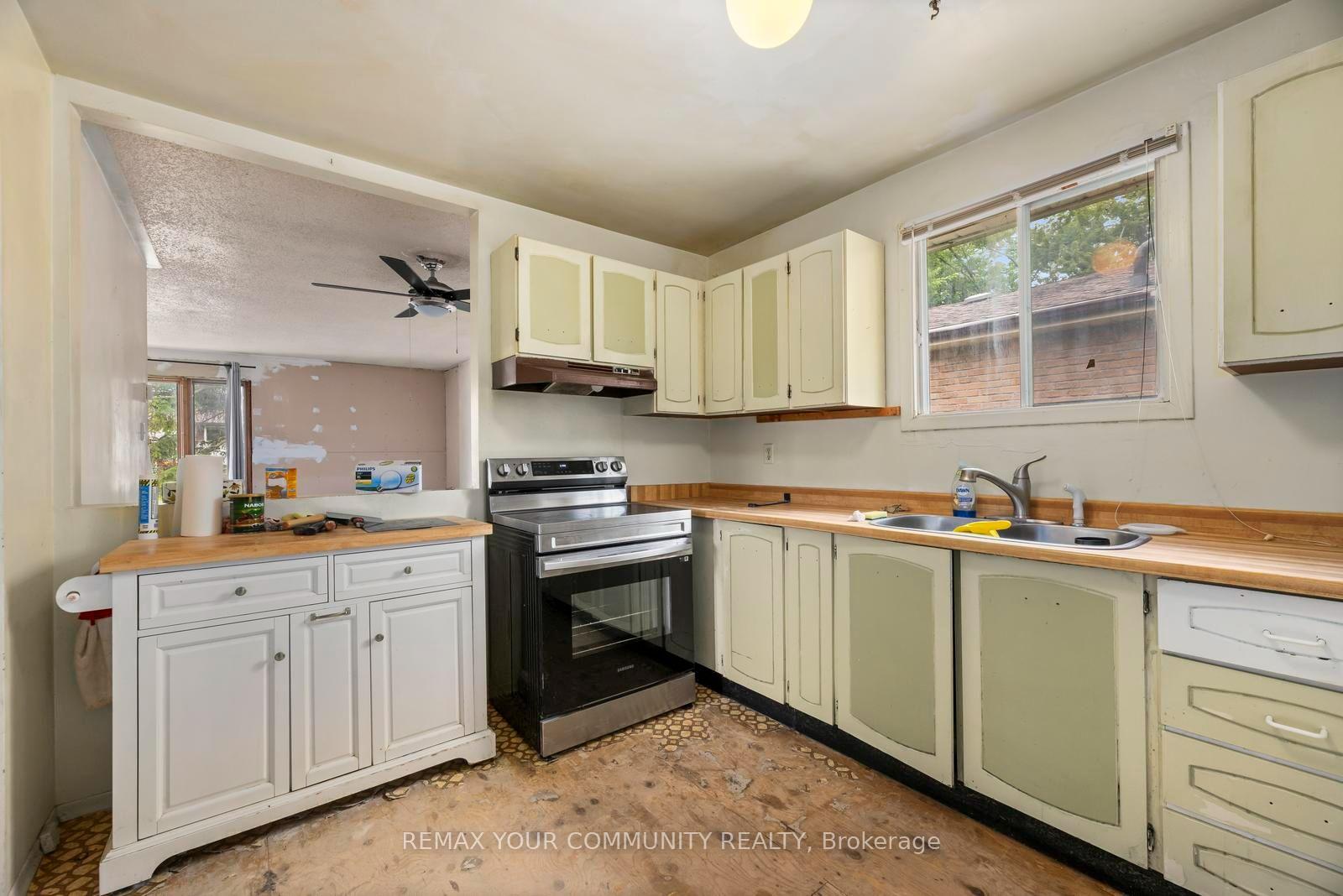 Photo 4 of 566 Highland Crescent, Brock, Beaverton — HOMEH