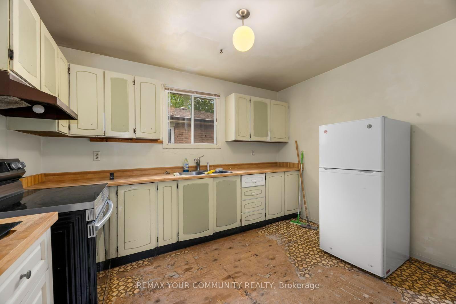 Photo 5 of 566 Highland Crescent, Brock, Beaverton — HOMEH
