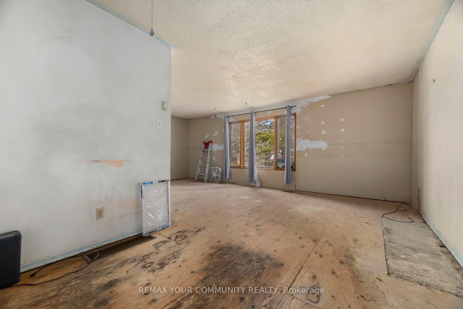 Photo 8 of 566 Highland Crescent, Brock, Beaverton — HOMEH