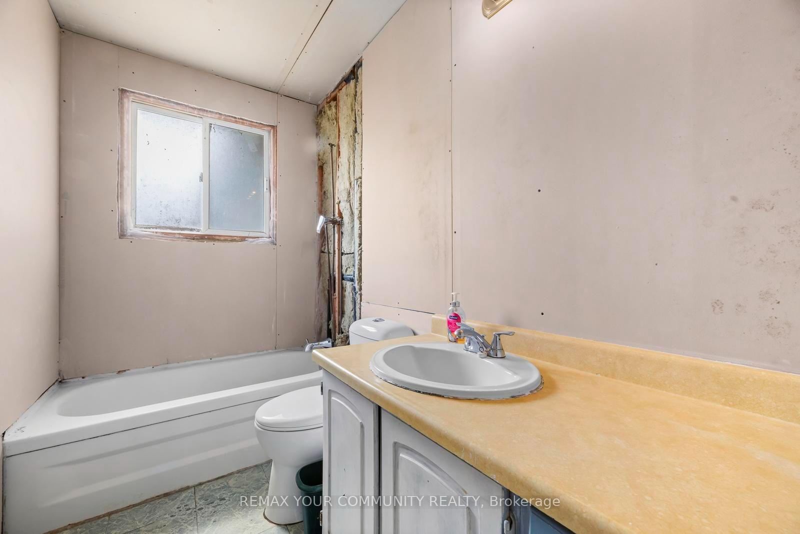 Photo 13 of 566 Highland Crescent, Brock, Beaverton — HOMEH