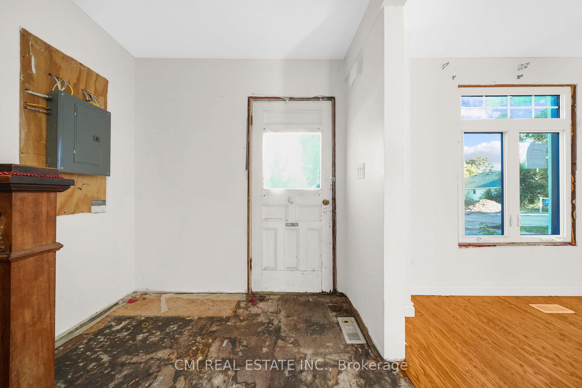 Photo 5 of 43 Perry Street, Barrie, Queen's Park — HOMEH