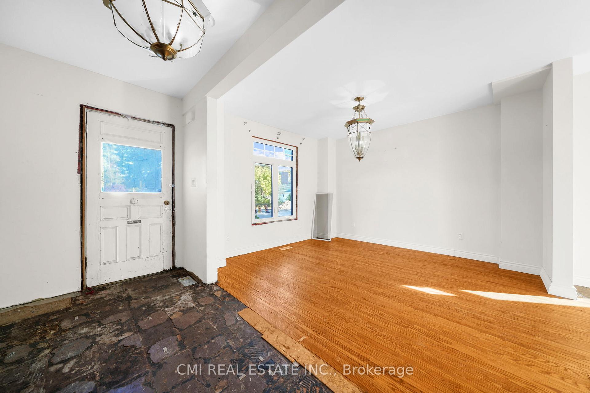 Photo 6 of 43 Perry Street, Barrie, Queen's Park — HOMEH