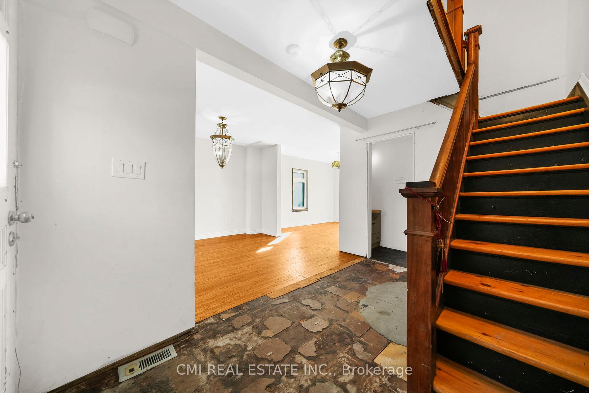 Photo 7 of 43 Perry Street, Barrie, Queen's Park — HOMEH