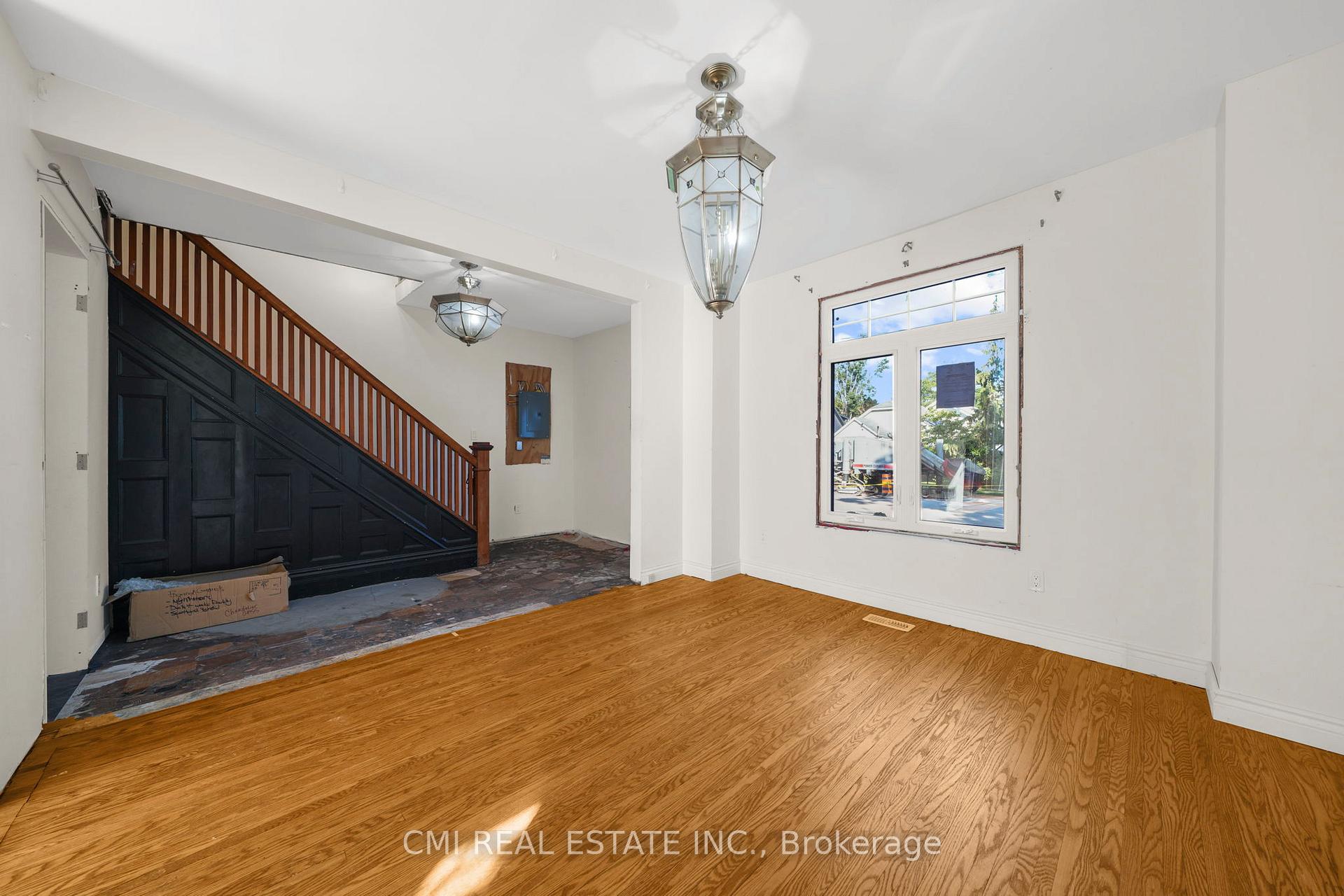Photo 8 of 43 Perry Street, Barrie, Queen's Park — HOMEH