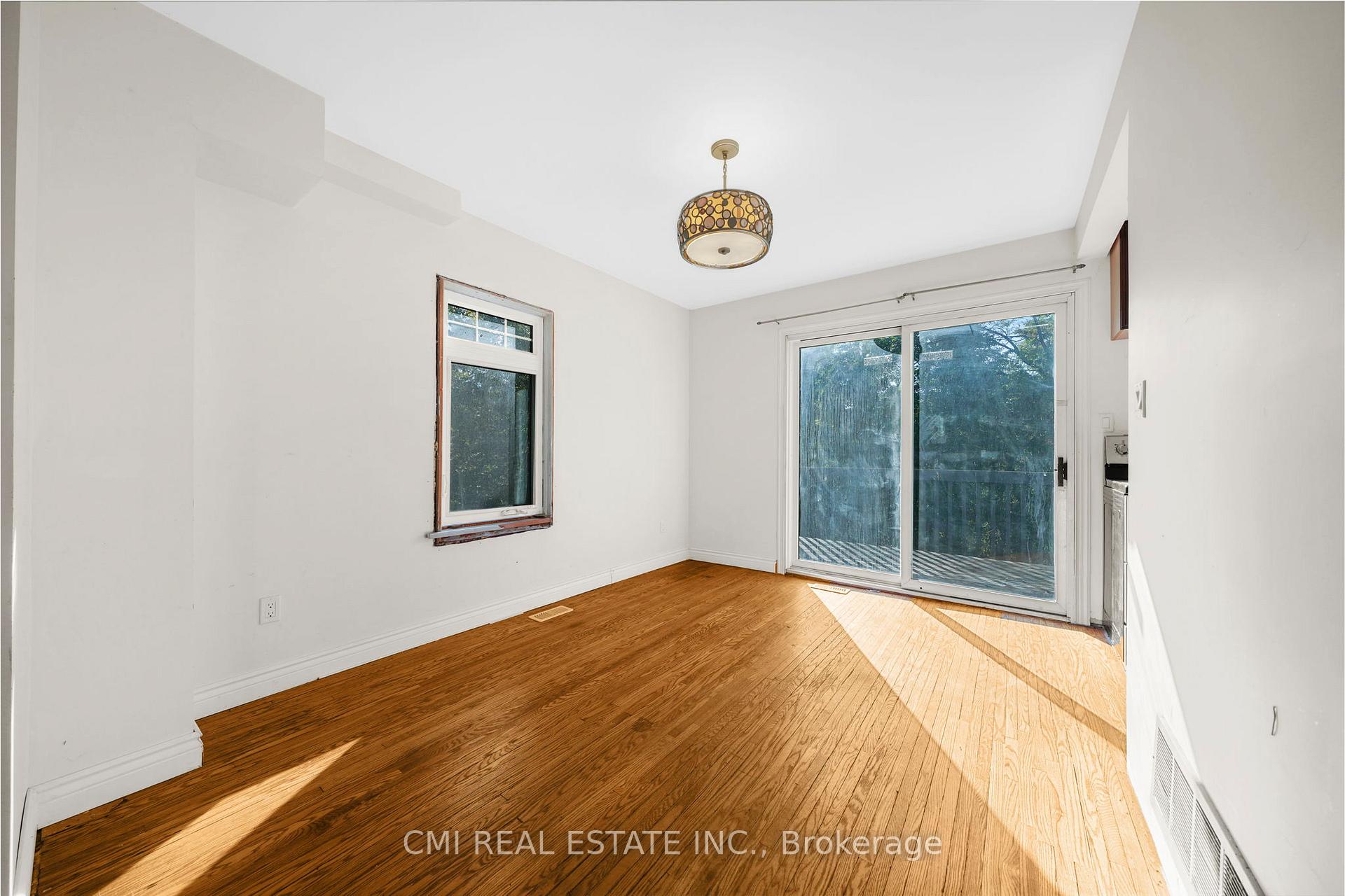 Photo 10 of 43 Perry Street, Barrie, Queen's Park — HOMEH