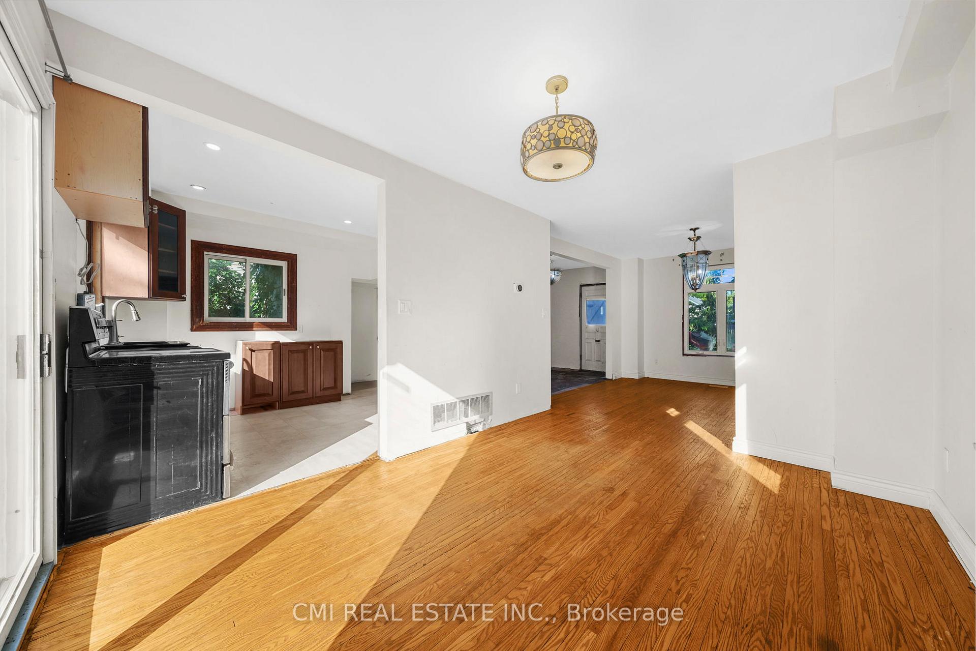 Photo 11 of 43 Perry Street, Barrie, Queen's Park — HOMEH