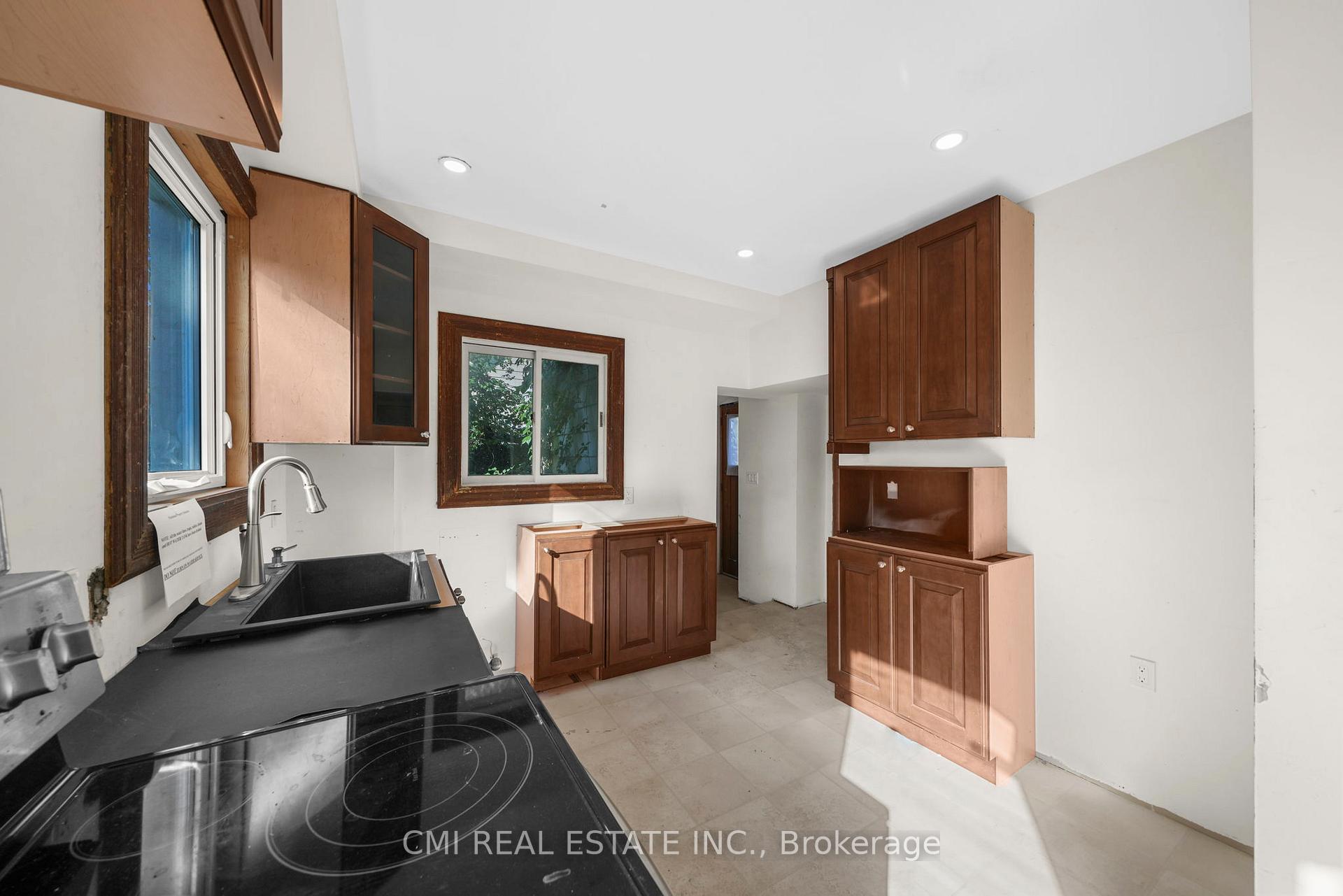 Photo 12 of 43 Perry Street, Barrie, Queen's Park — HOMEH