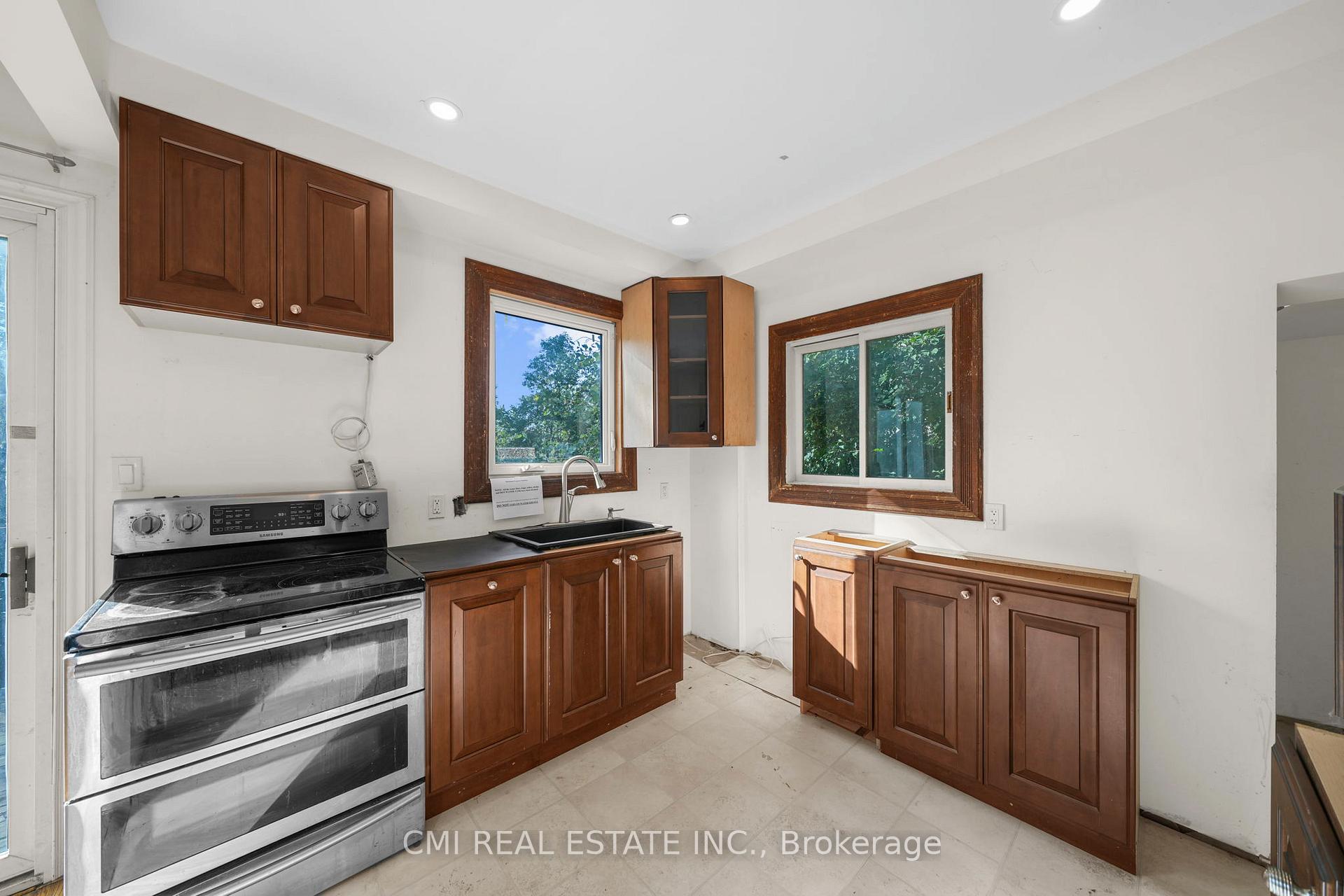 Photo 13 of 43 Perry Street, Barrie, Queen's Park — HOMEH
